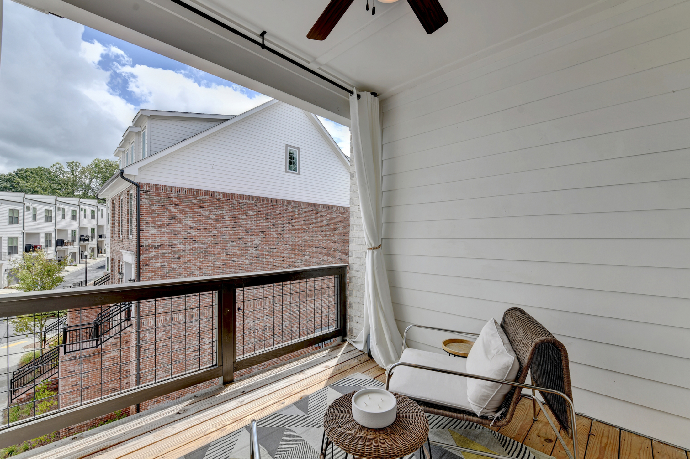  Welcome Home to this Magnificent Three-Story Townhome - 物件實景