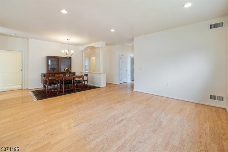 Franklin Twp., New Jersey, 08873, United States, 3 Bedrooms Bedrooms, ,2 BathroomsBathrooms,Residential,For Sale,1908431