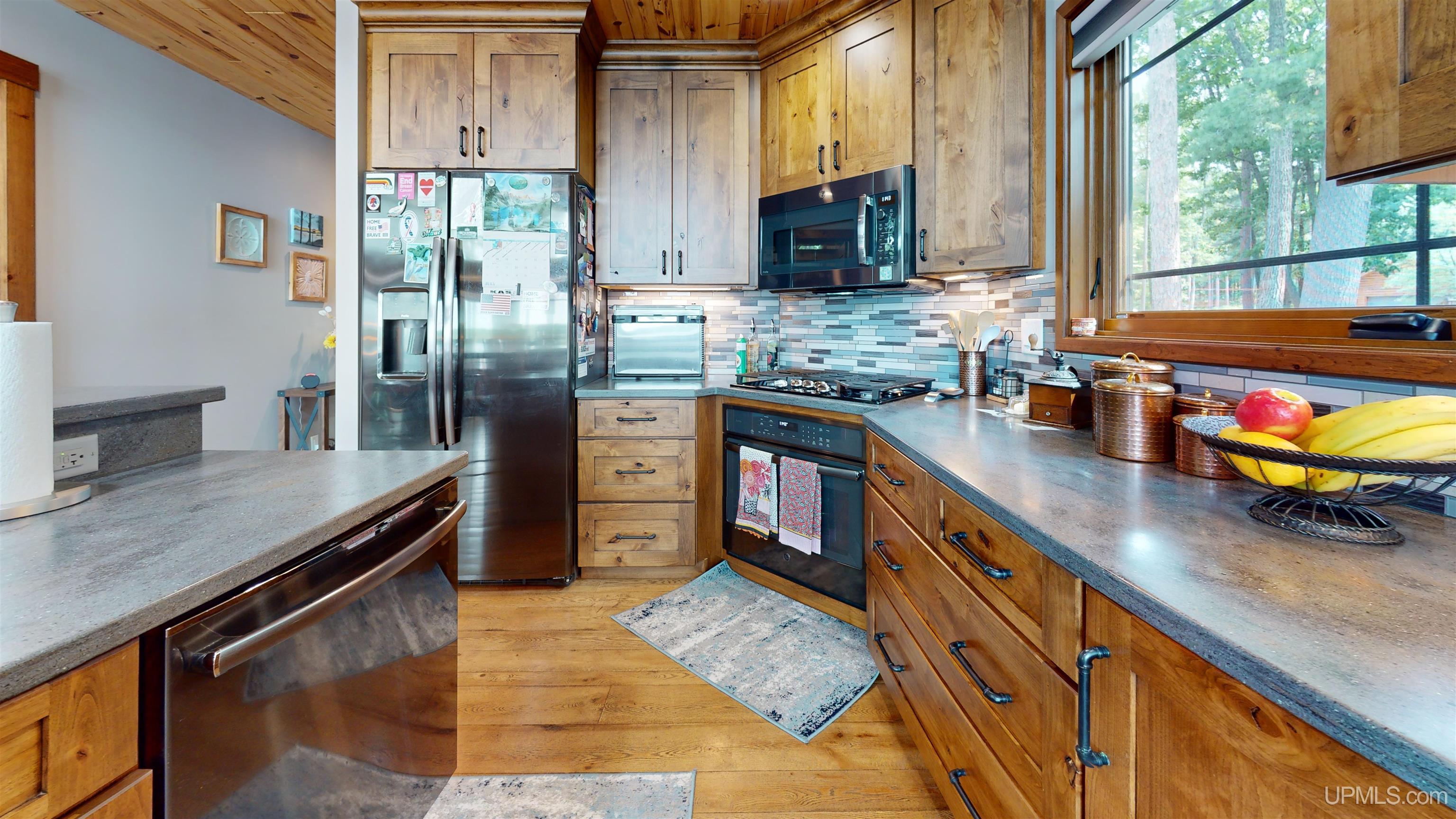 Marquette, Michigan, 49855, United States, 2 Bedrooms Bedrooms, ,4 BathroomsBathrooms,Residential,For Sale,1892873
