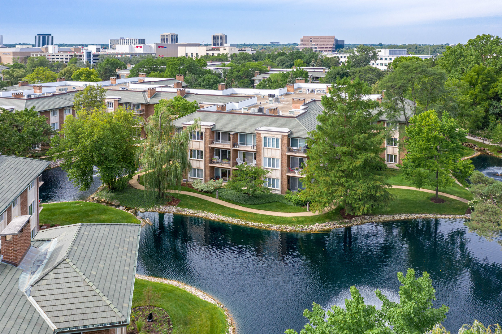 Oak Brook, Illinois, 60523, United States, 2 Bedrooms Bedrooms, ,2 BathroomsBathrooms,Residential,For Sale,1927231