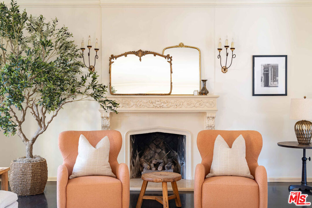 Los Angeles, California, 90004, United States, 4 Bedrooms Bedrooms, ,5 BathroomsBathrooms,Residential,For Sale,1989433