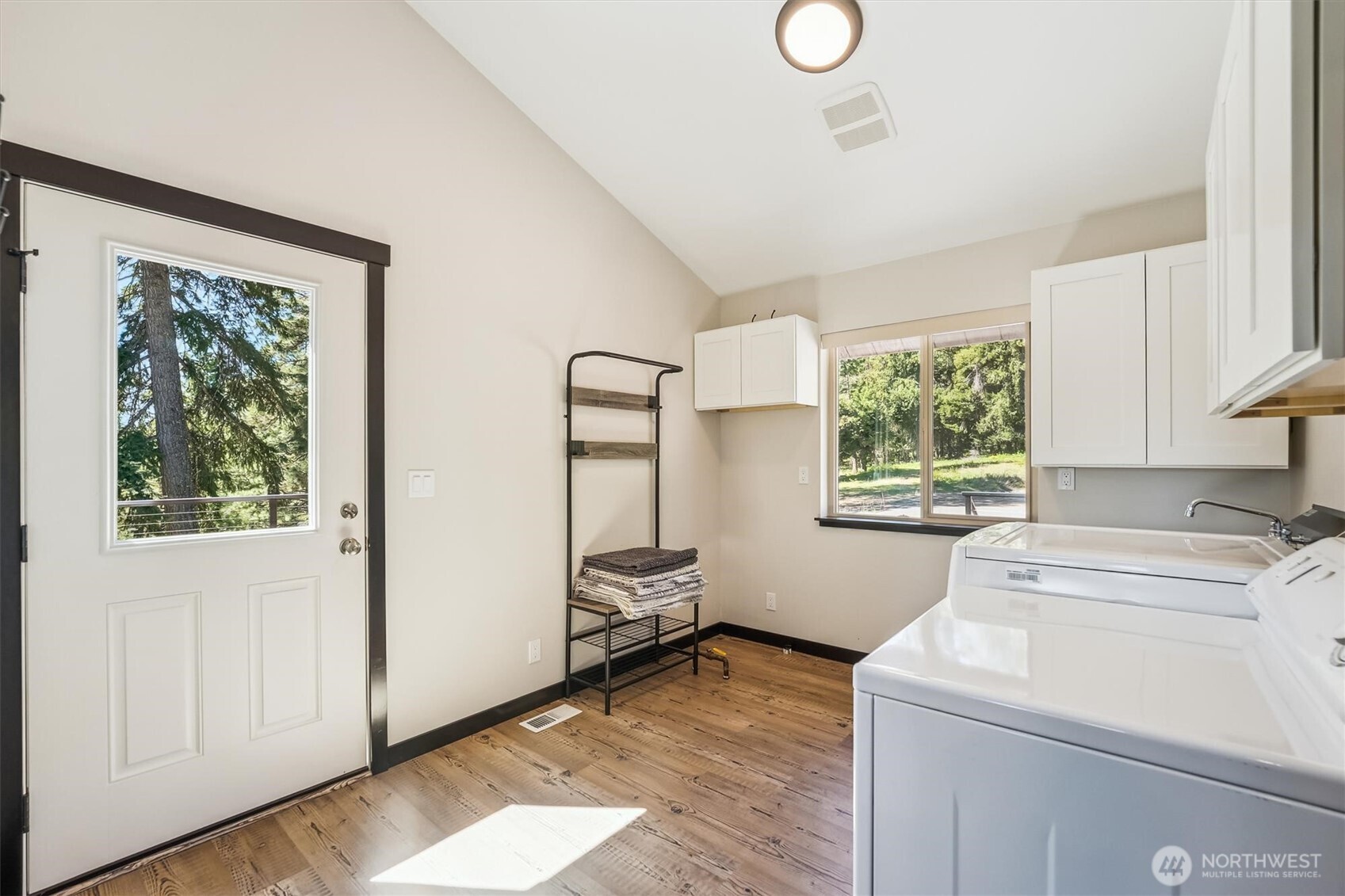 Cle Elum, Washington, 98922, United States, 3 Bedrooms Bedrooms, ,Residential,For Sale,1804011
