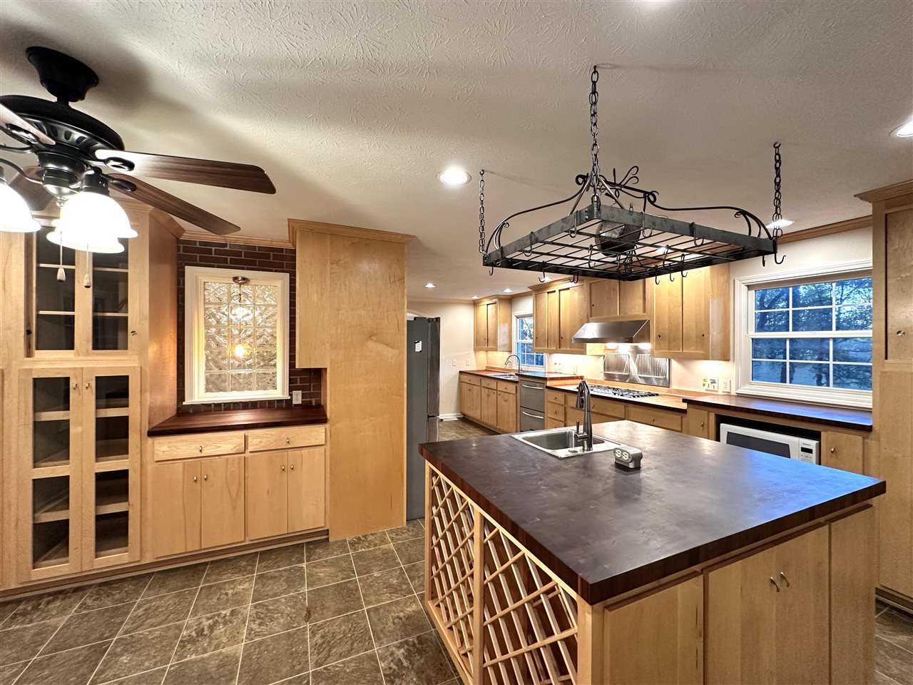 Bowling Green, Kentucky, 42103, United States, 4 Bedrooms Bedrooms, ,5 BathroomsBathrooms,Residential,For Sale,1991633