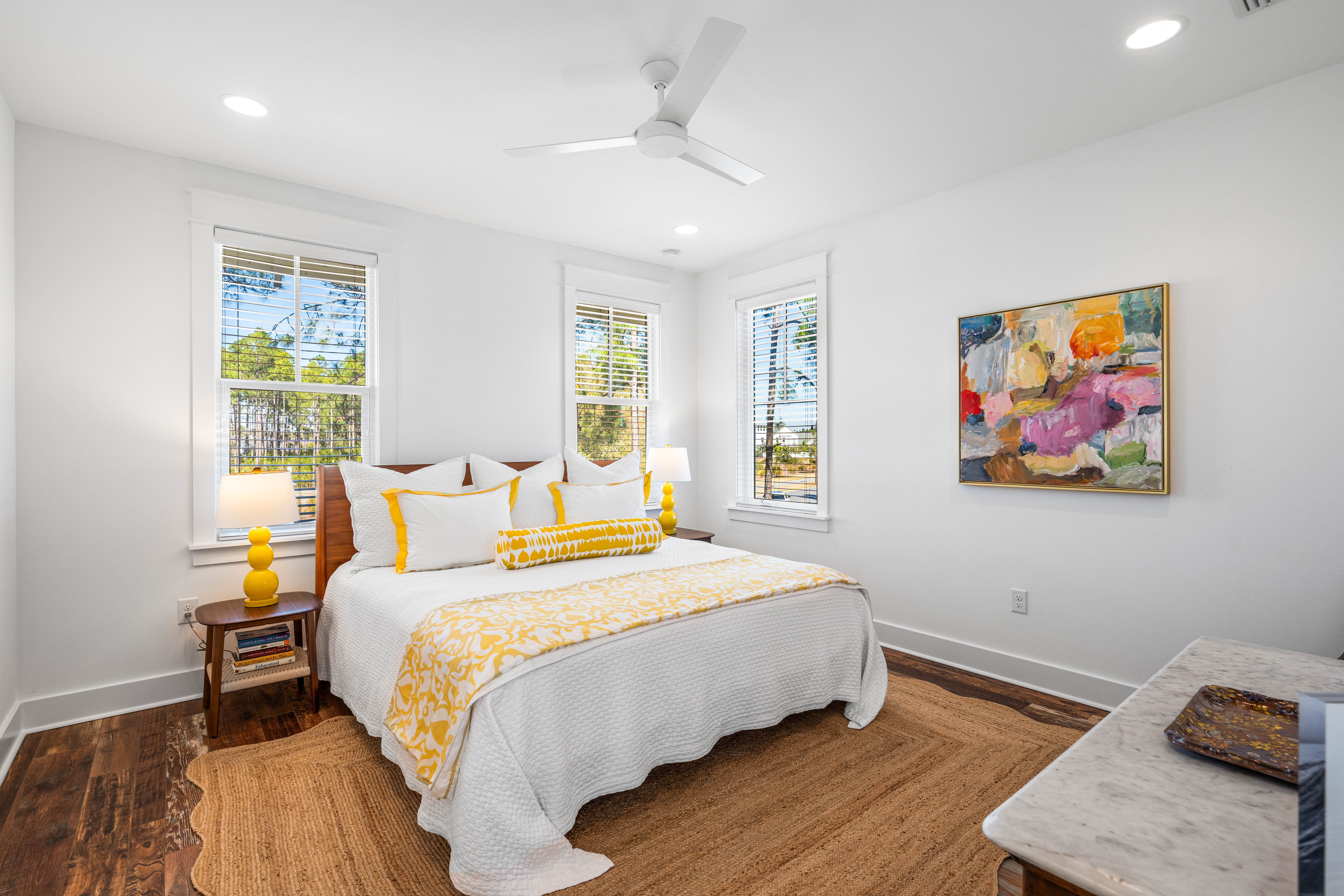  Oversized Corner Lot Home with Carriage House, Screened Porch & Fenced Yard - 物件實景