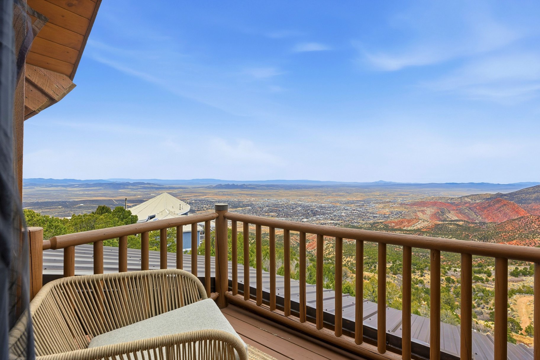  Renovated Log Cabin in Cedar Highlands with Wraparound Deck & Mountain Views - 物件實景