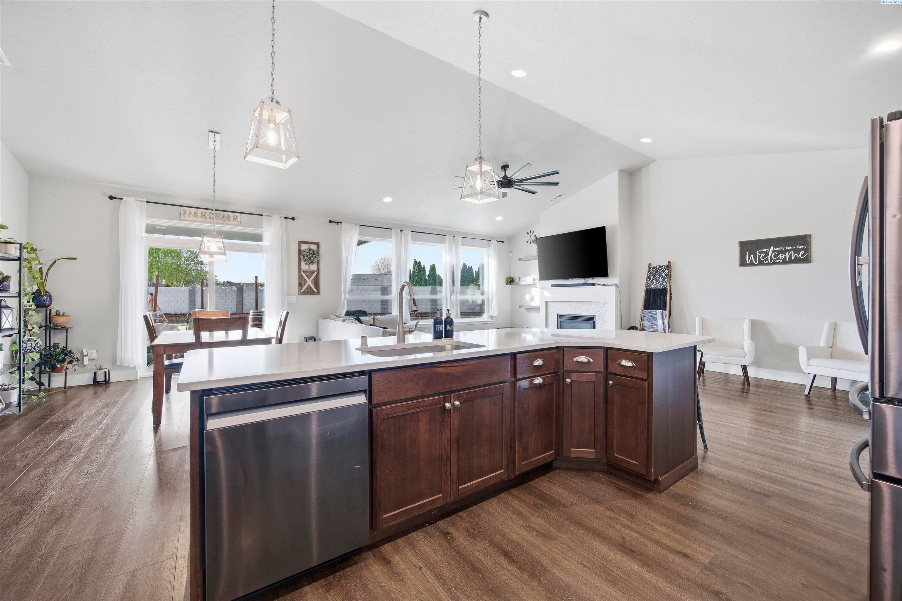 Pasco, Washington, 99301, United States, 4 Bedrooms Bedrooms, ,2 BathroomsBathrooms,Residential,For Sale,2036931