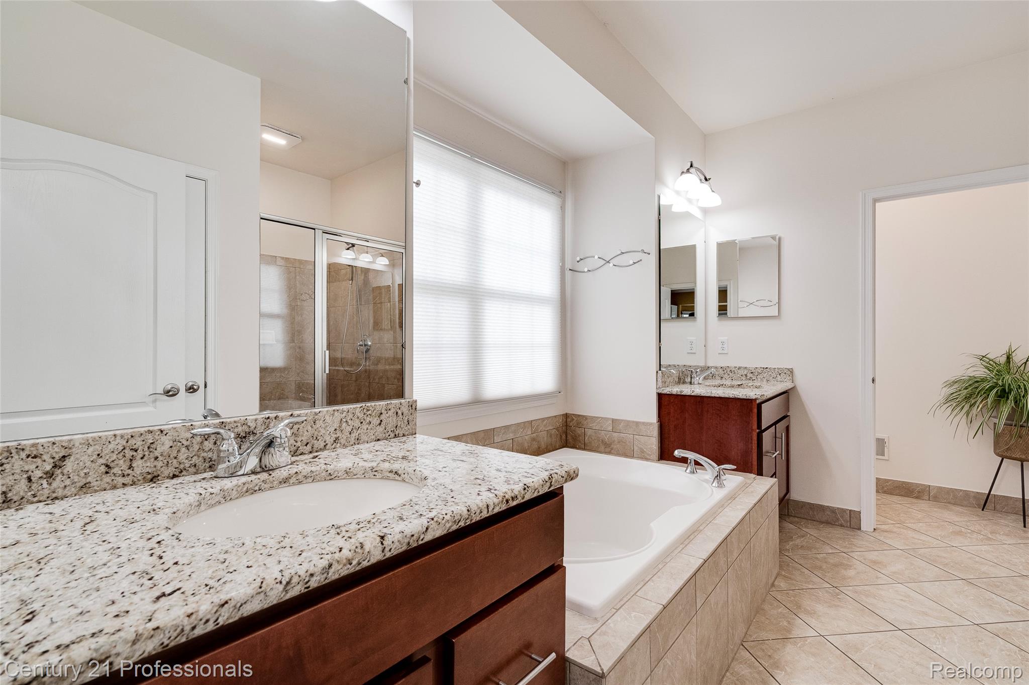 Novi, Michigan, 48374, United States, 4 Bedrooms Bedrooms, ,5 BathroomsBathrooms,Residential,For Sale,1904445