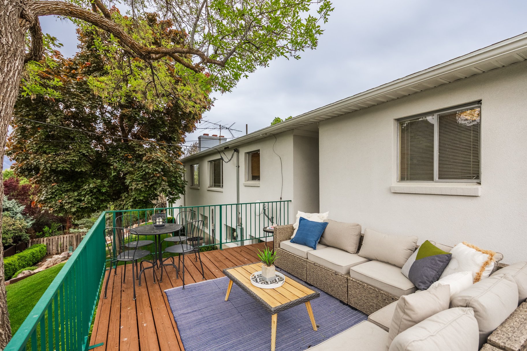  Elegant Contemporary Rambler in Sought After Neighborhood - 物件實景