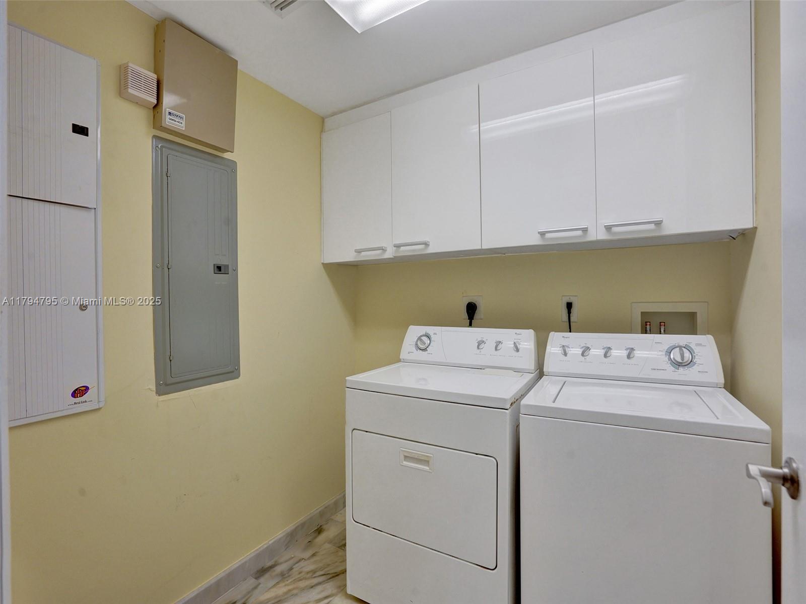 Sunny Isles Beach, Florida, 33160, United States, 2 Bedrooms Bedrooms, ,3 BathroomsBathrooms,Residential,For Sale,1794345