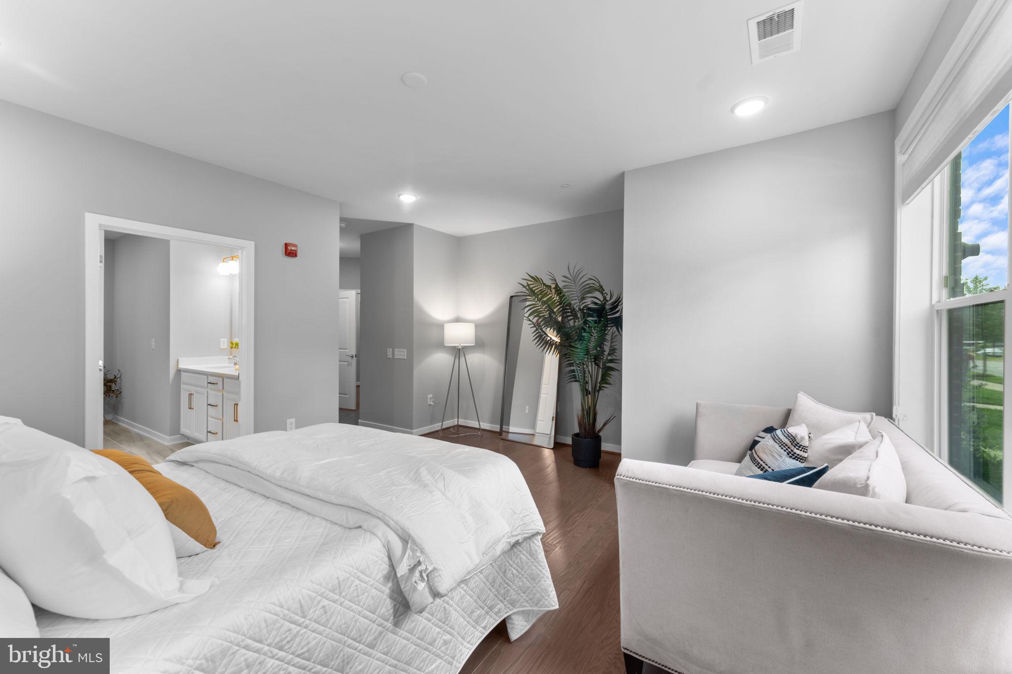 Fairfax, Virginia, 22030, United States, 2 Bedrooms Bedrooms, ,2 BathroomsBathrooms,Residential,For Sale,1893335