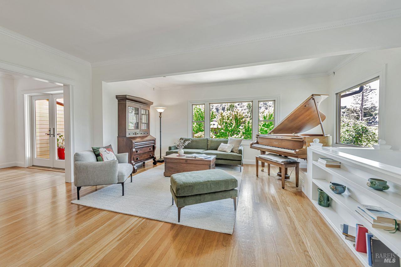 Corte Madera, California, 94925, United States, 4 Bedrooms Bedrooms, ,5 BathroomsBathrooms,Residential,For Sale,1917225