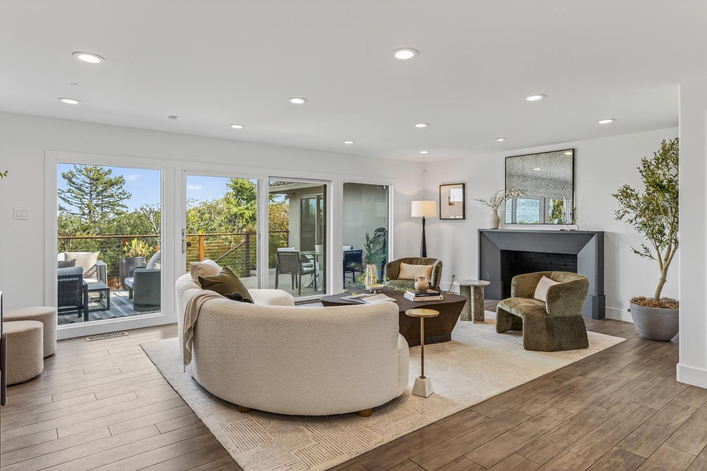 Hillsborough, California, 94010, United States, 3 Bedrooms Bedrooms, ,4 BathroomsBathrooms,Residential,For Sale,1989109