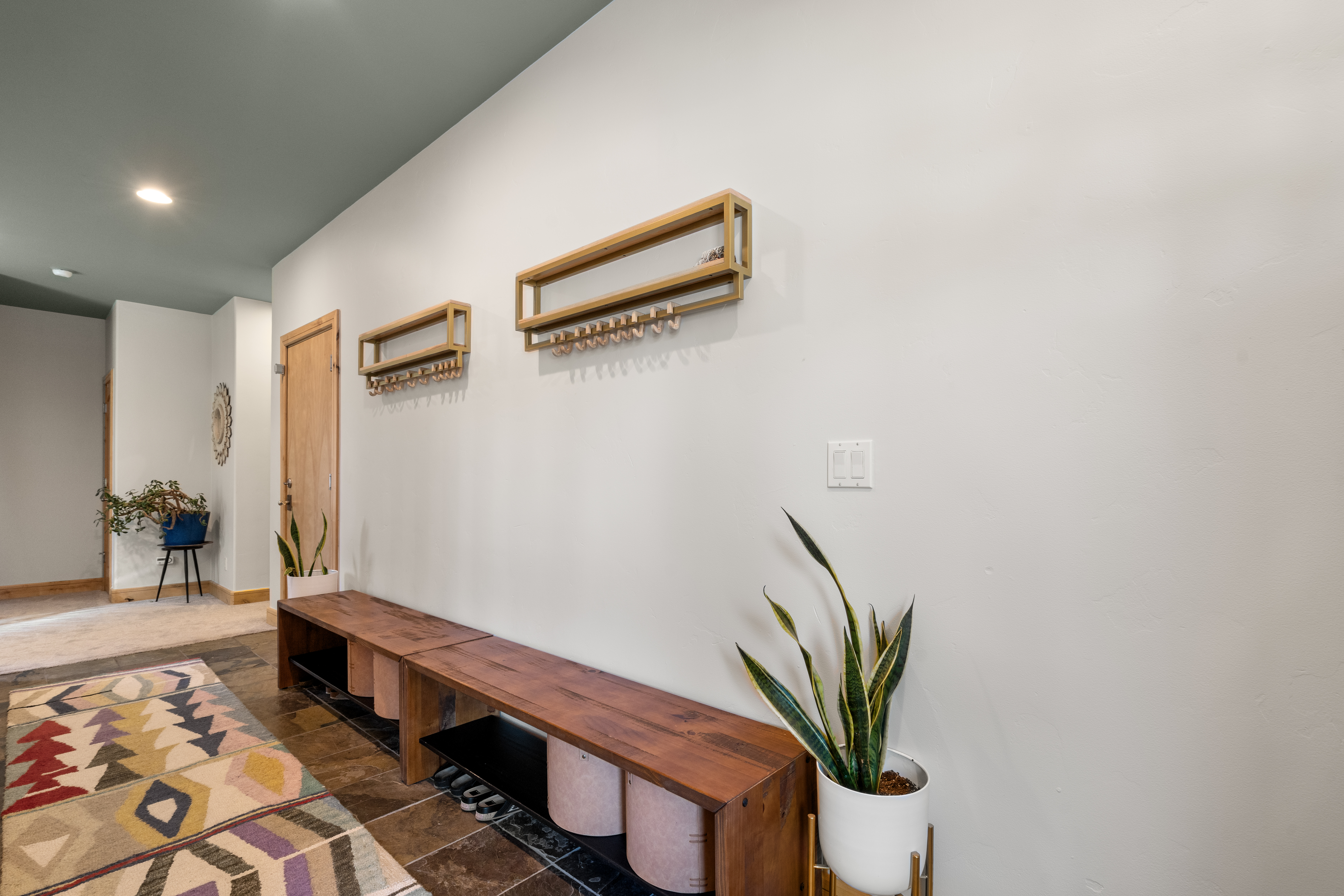  Inviting Home Features Soaring Vaulted Ceilings, Expansive Windows~ - 物件實景