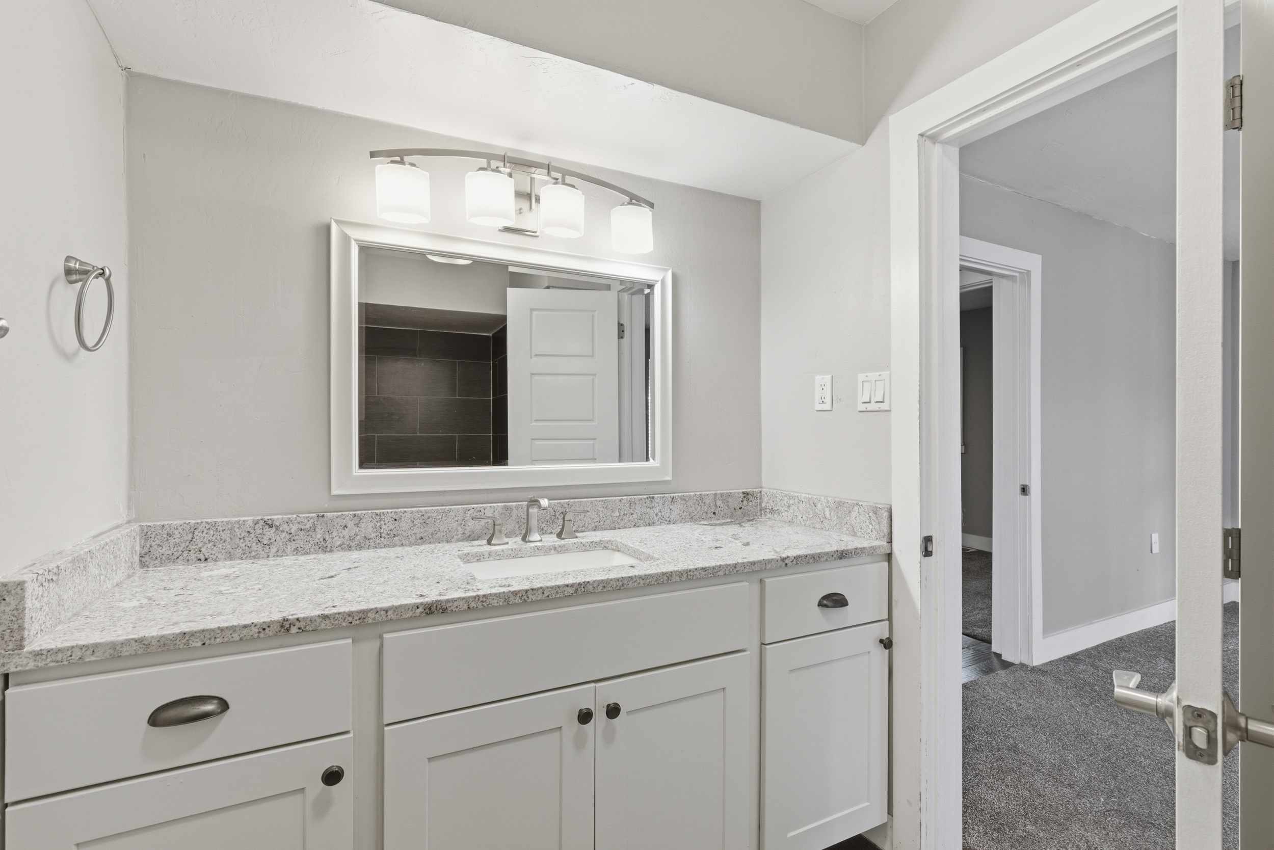  1207 N. College Street - 物件實景