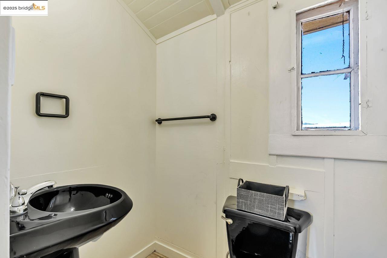 Oakland, California, 94608, United States, 6 Bedrooms Bedrooms, ,3 BathroomsBathrooms,Residential,For Sale,1939780
