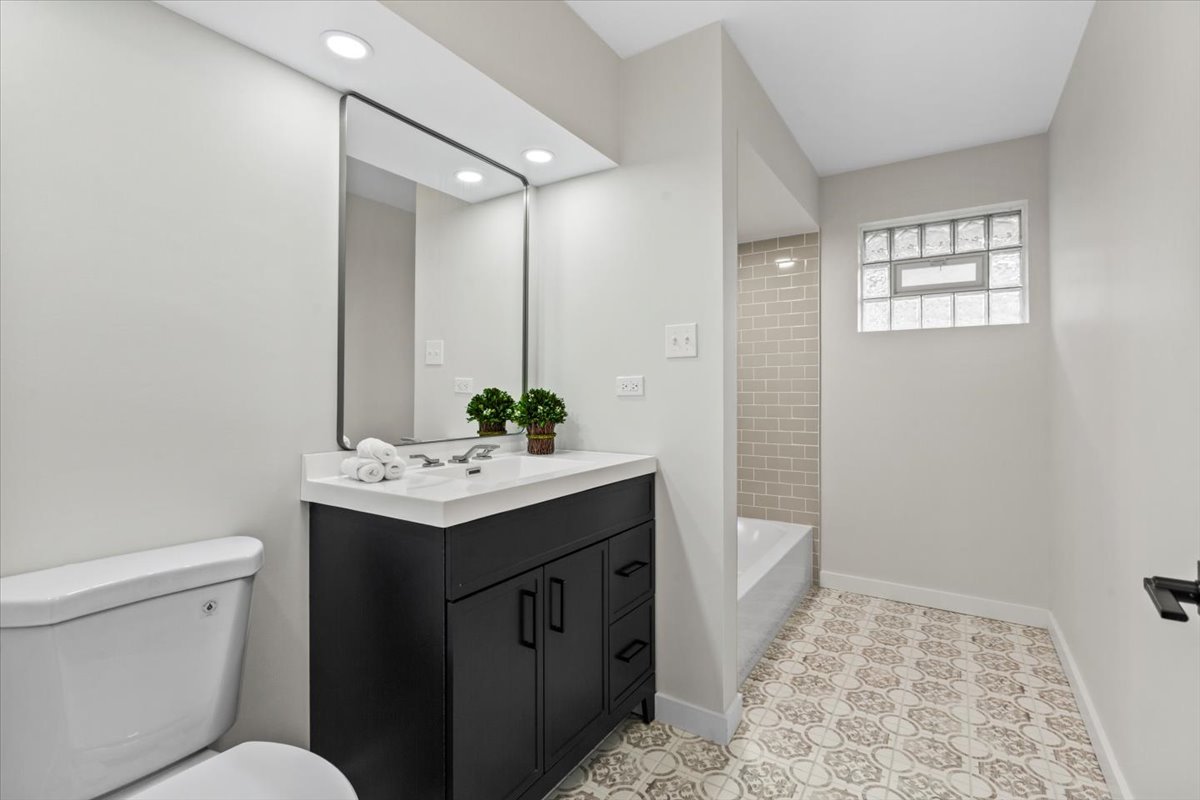 Evergreen Park, Illinois, 60805, United States, 5 Bedrooms Bedrooms, ,4 BathroomsBathrooms,Residential,For Sale,1972389