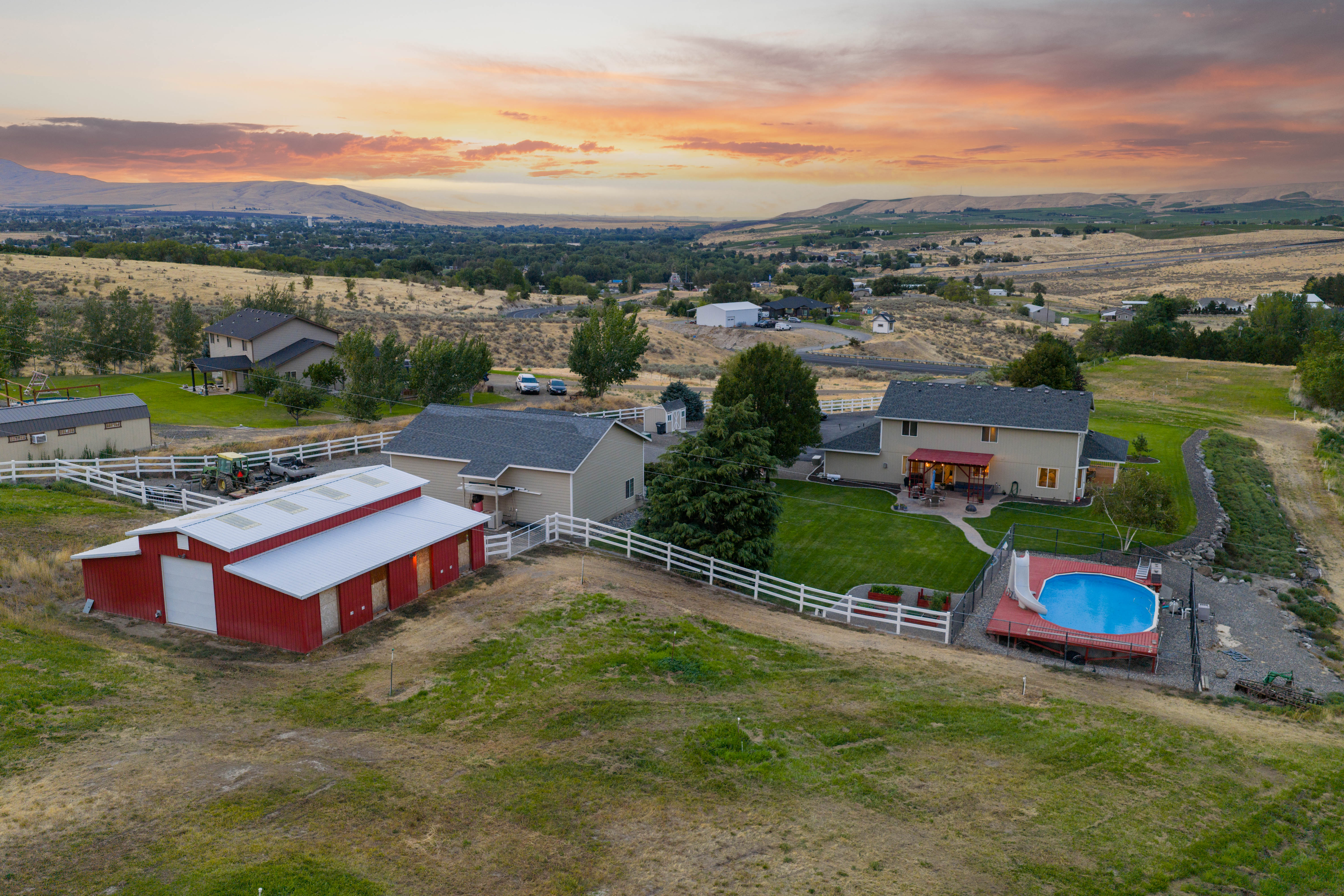  5.4 Acres, Barn, Shop, Pool and Views - 物件實景
