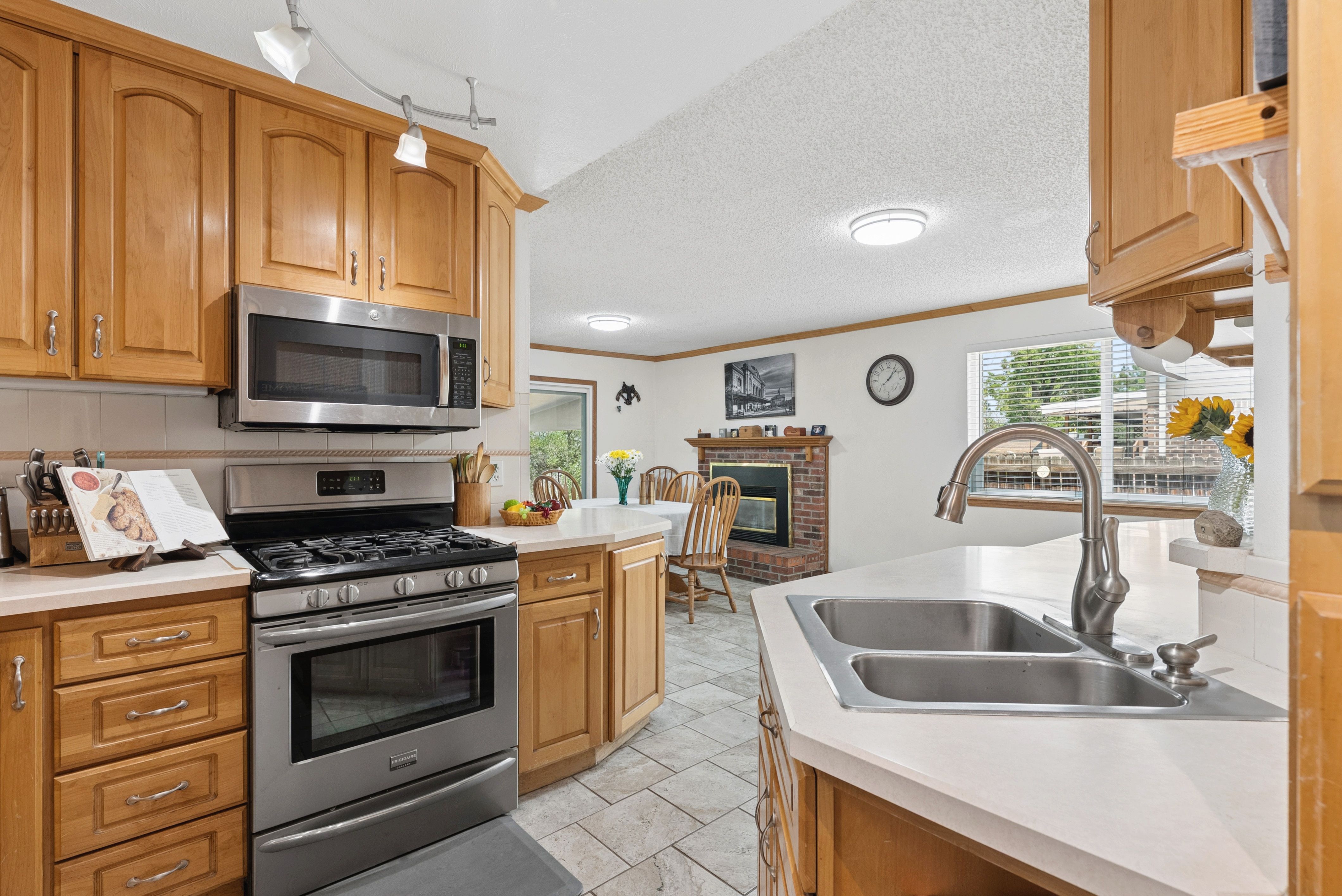 Charming and Well Maintained Home on a Large Corner Lot - 物件實景