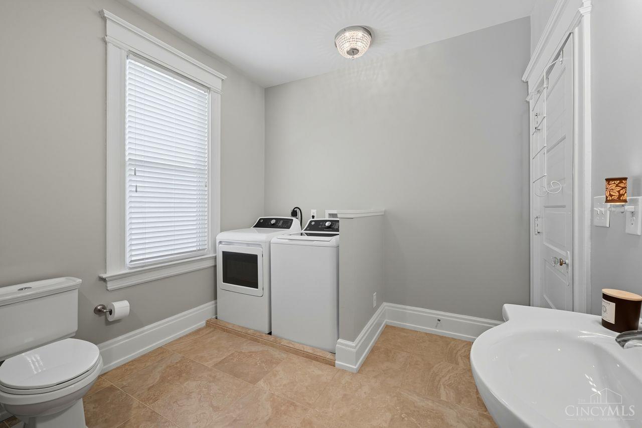 Norwood, Ohio, 45212, United States, 5 Bedrooms Bedrooms, ,5 BathroomsBathrooms,Residential,For Sale,1948609