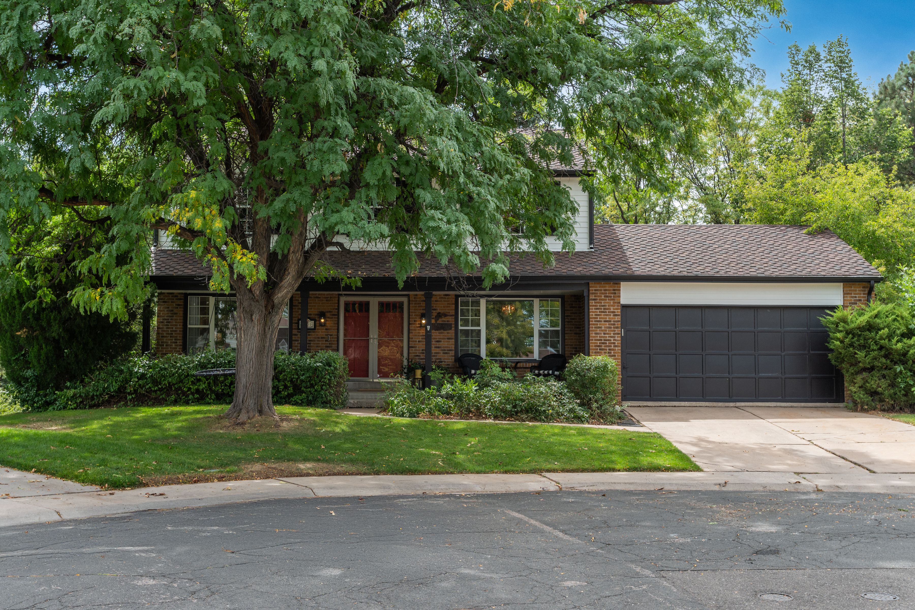  Lovely Two-Story Nestled on a Friendly, Tree-Lined Cul-de-Sac - 物件實景
