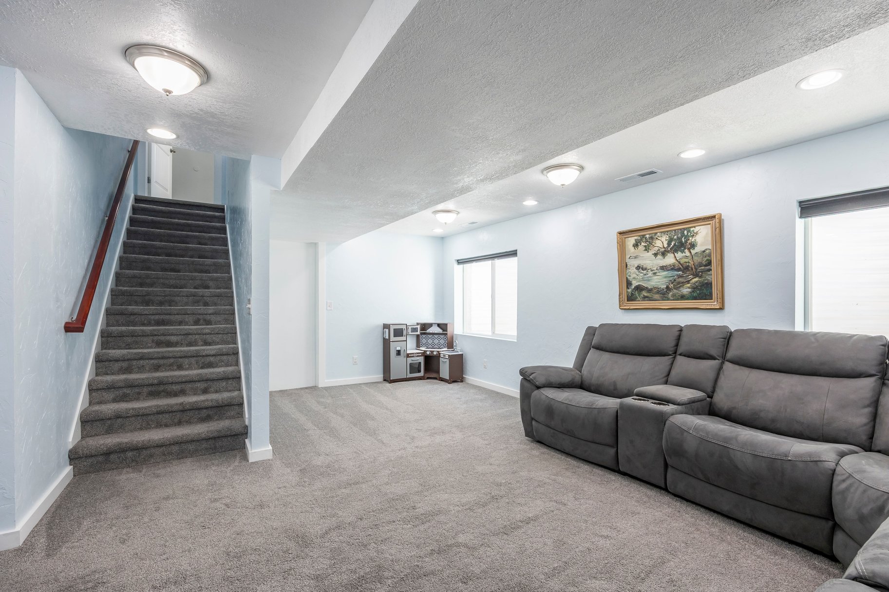  Walk to Shops, Cafés & Mountain View Village — Fully Finished Herriman Two-Story - 物件實景