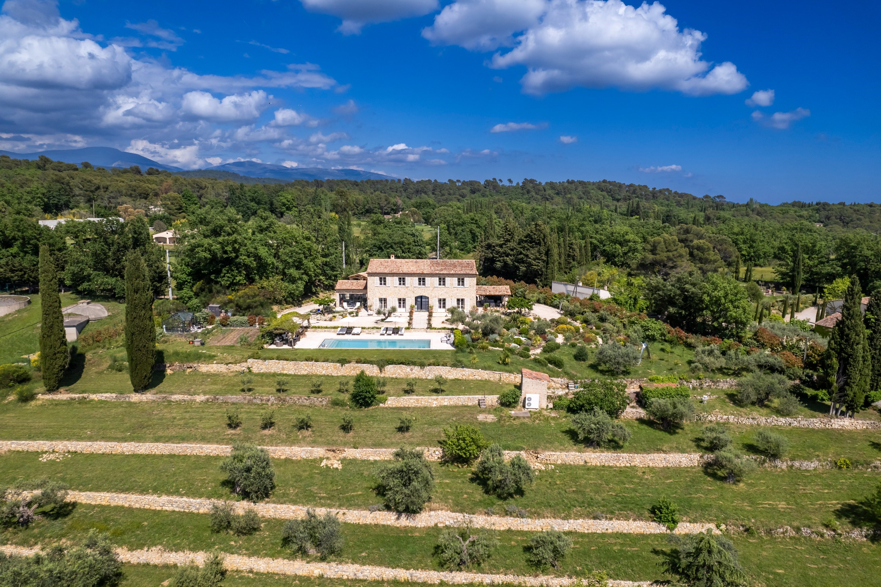  Exquisite stone bastide with panoramic views near Terre Blanche golf in Tourret… - 物件實景