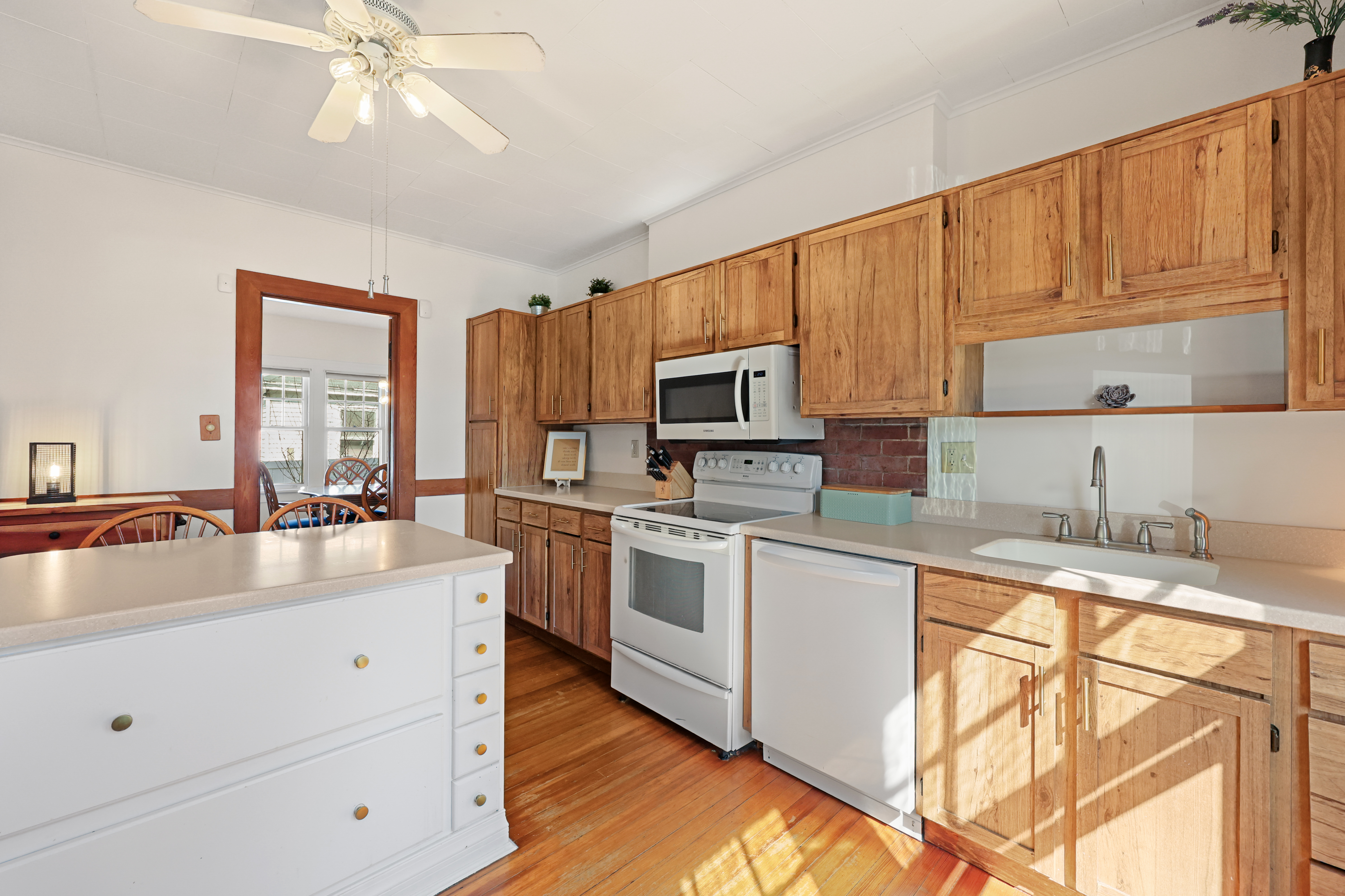  1720 Whitney Avenue - 物件實景