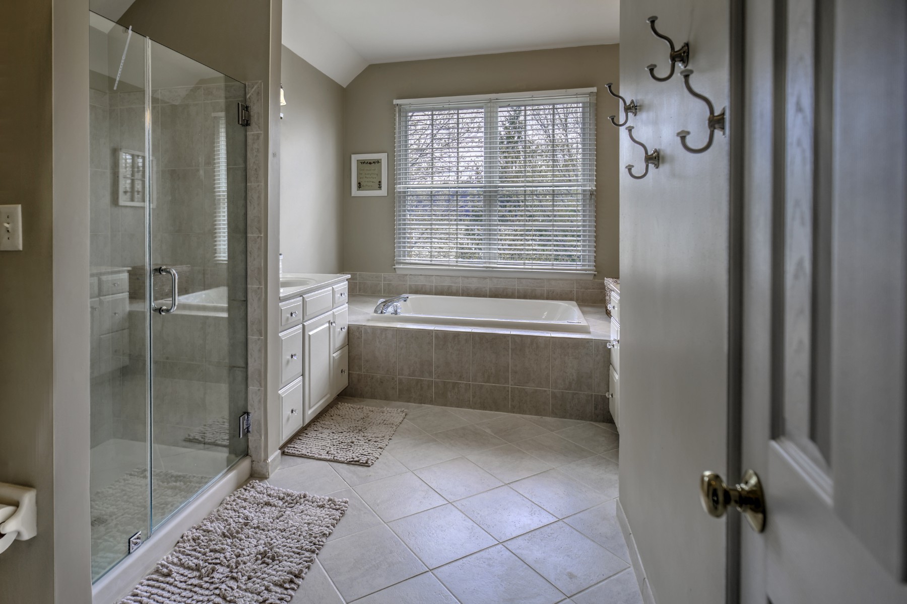  Thoughtfully Designed Living Space Balances Luxury and Everyday Functionality - 物件實景