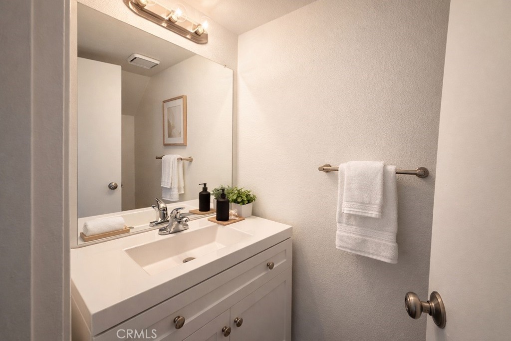 North Hills, California, 91343, United States, 2 Bedrooms Bedrooms, ,2 BathroomsBathrooms,Residential,For Sale,2039908