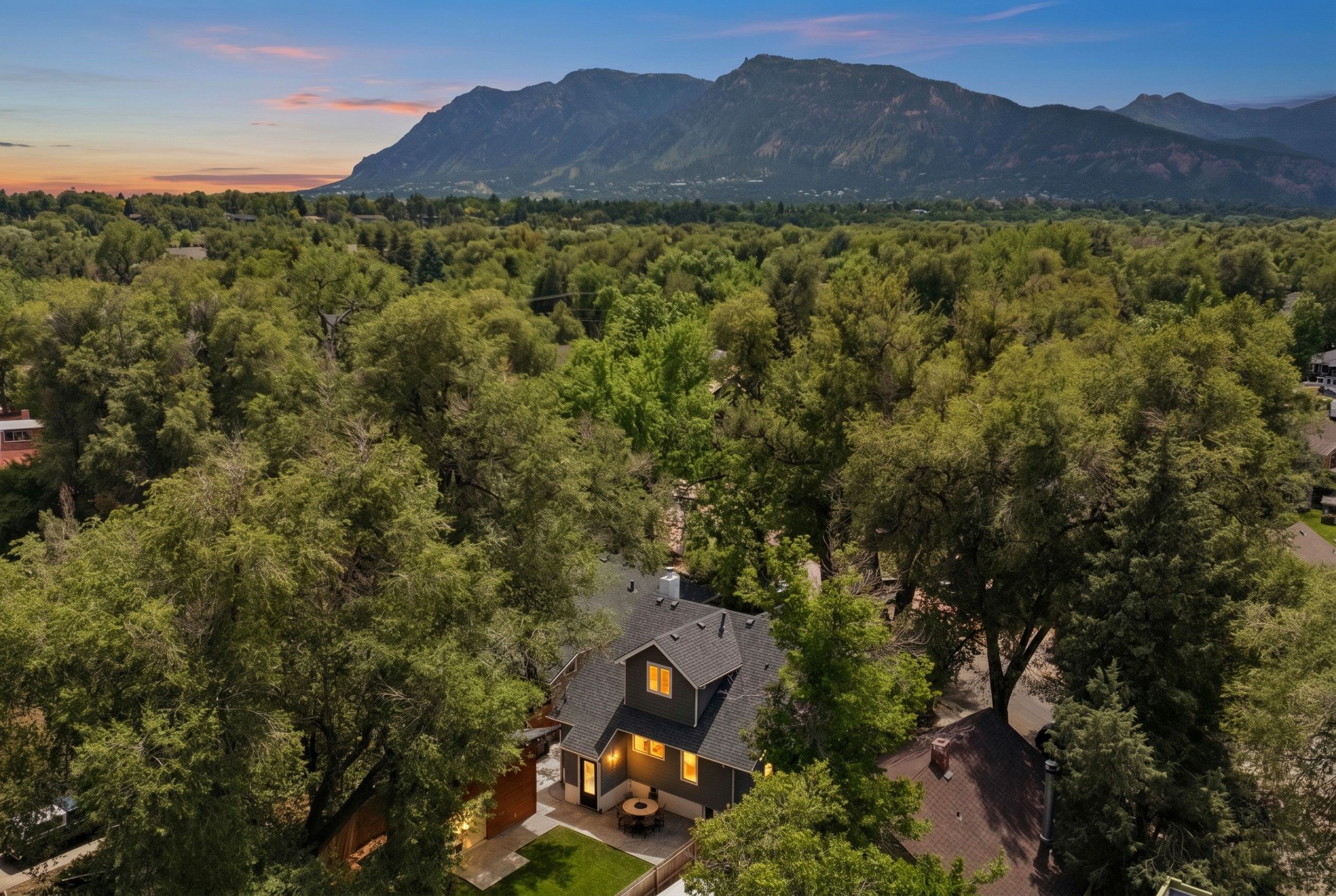  Storybook Ivywild Craftsman with Creekside Setting - 物件實景