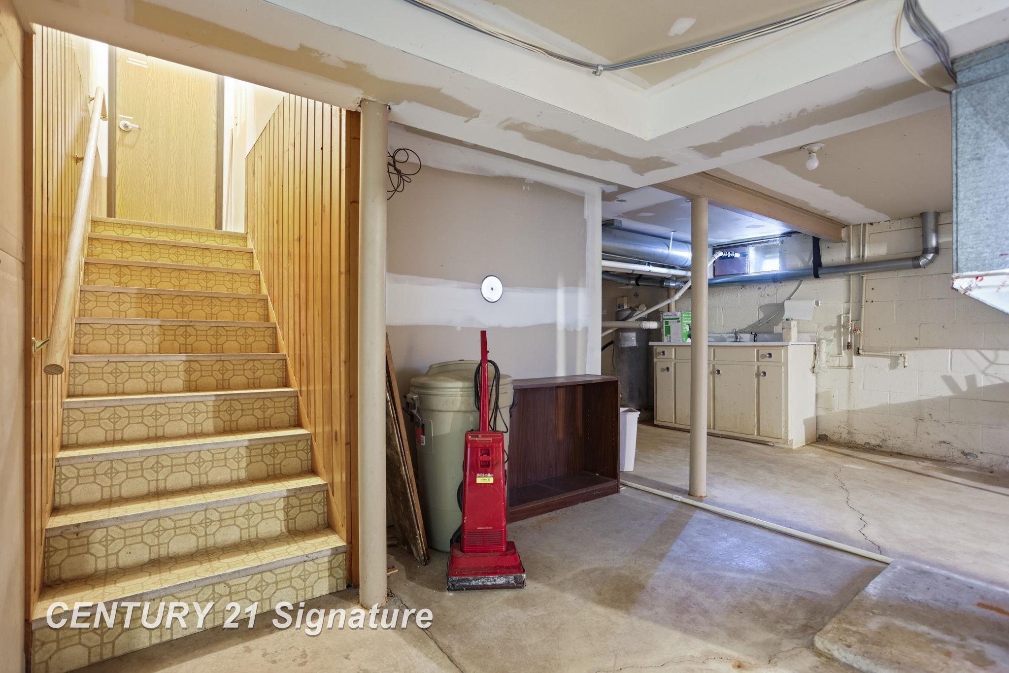 Saginaw, Michigan, 48604, United States, 4 Bedrooms Bedrooms, ,3 BathroomsBathrooms,Residential,For Sale,1980759