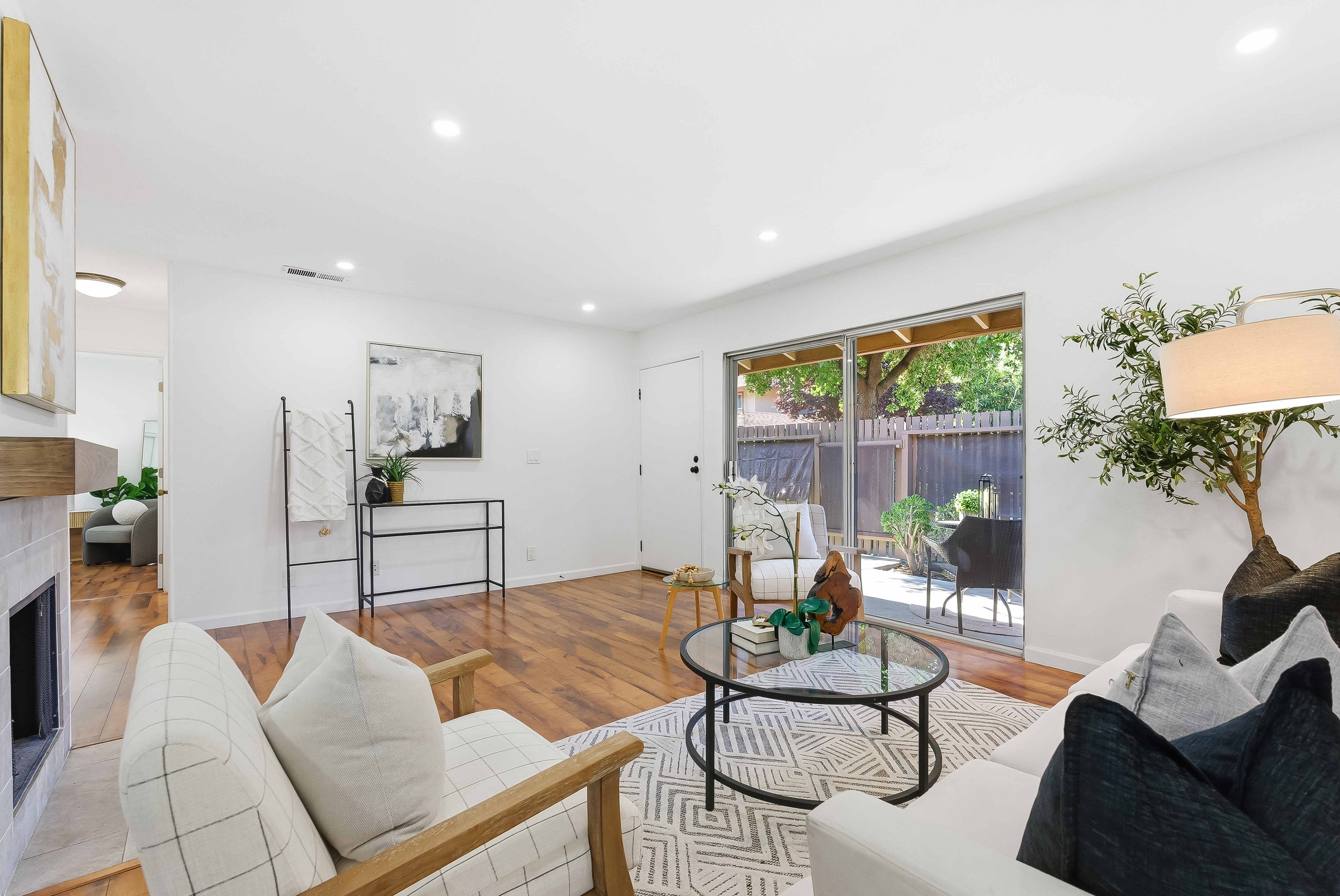  Rare One-Story End Unit Condo - 物件實景