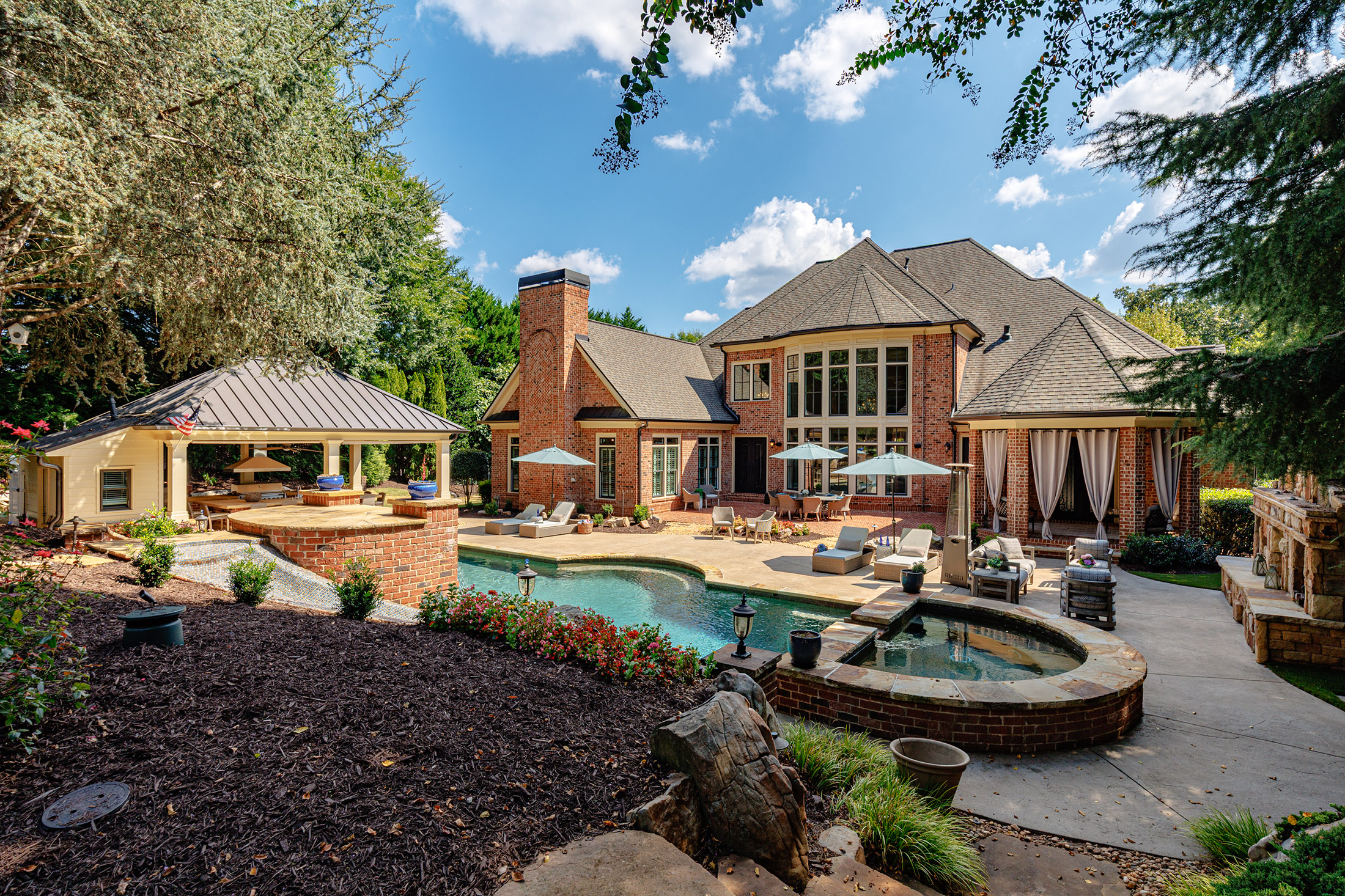  Impressive Brick Estate on a Private Wooded 1+/- Acre Lot in The Manor - 物件實景