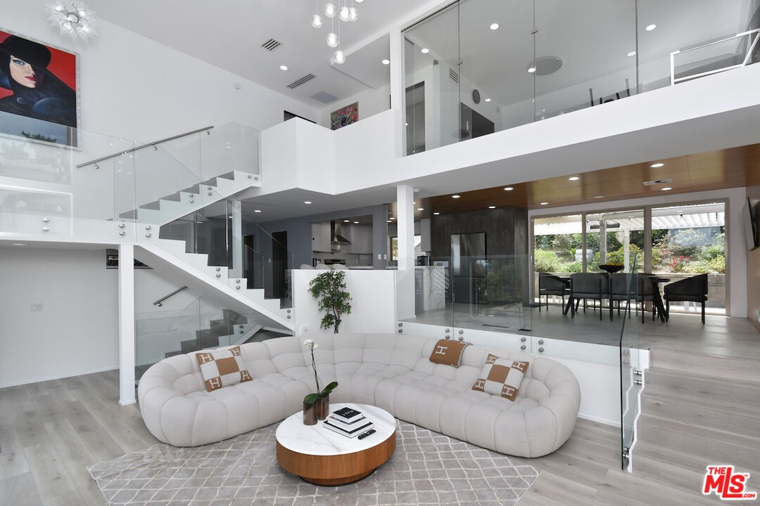 Sherman Oaks, California, 91403, United States, 4 Bedrooms Bedrooms, ,4 BathroomsBathrooms,Residential,For Sale,1794454