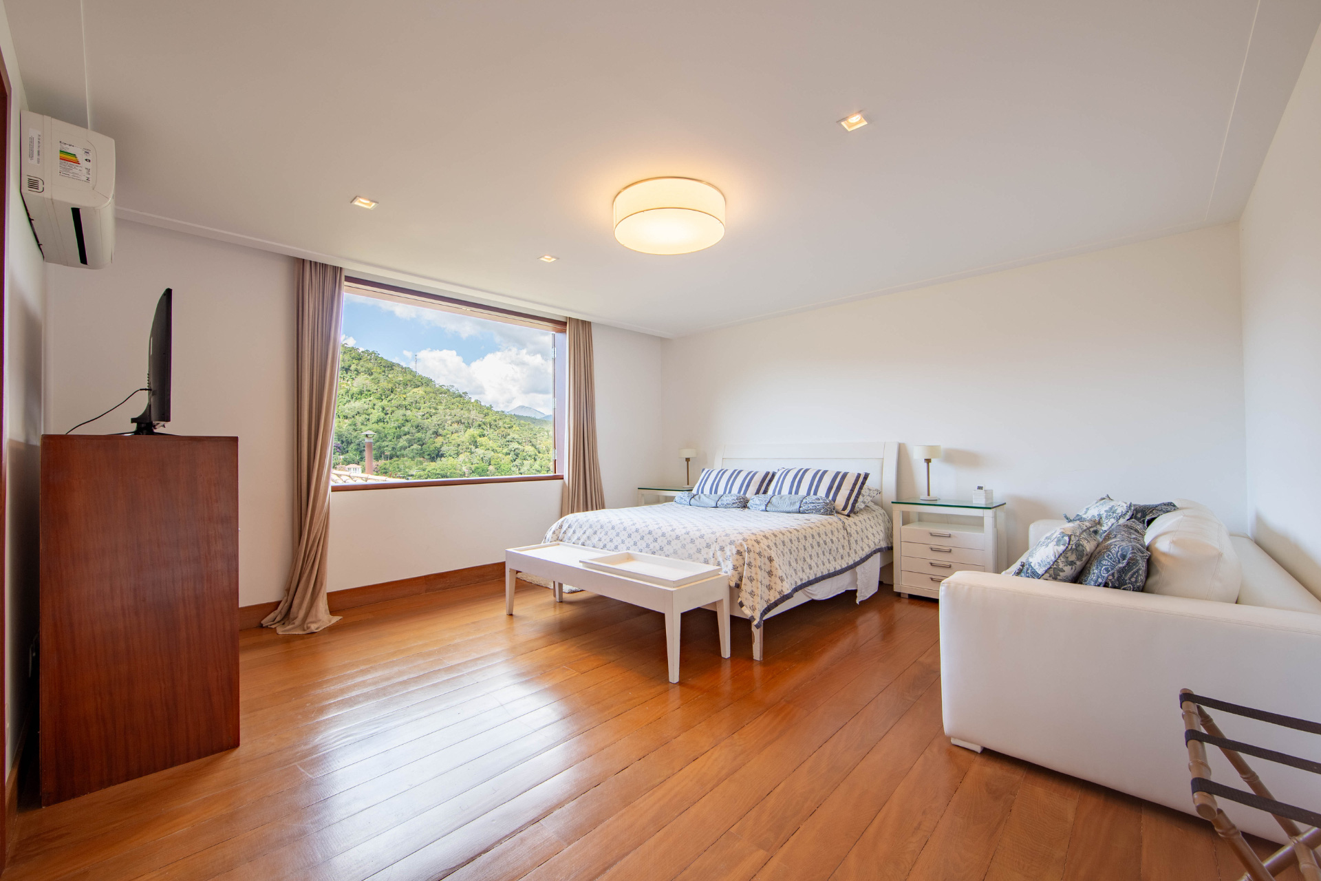  Signature residence integrated with nature in a private mountain setting - 物件實景