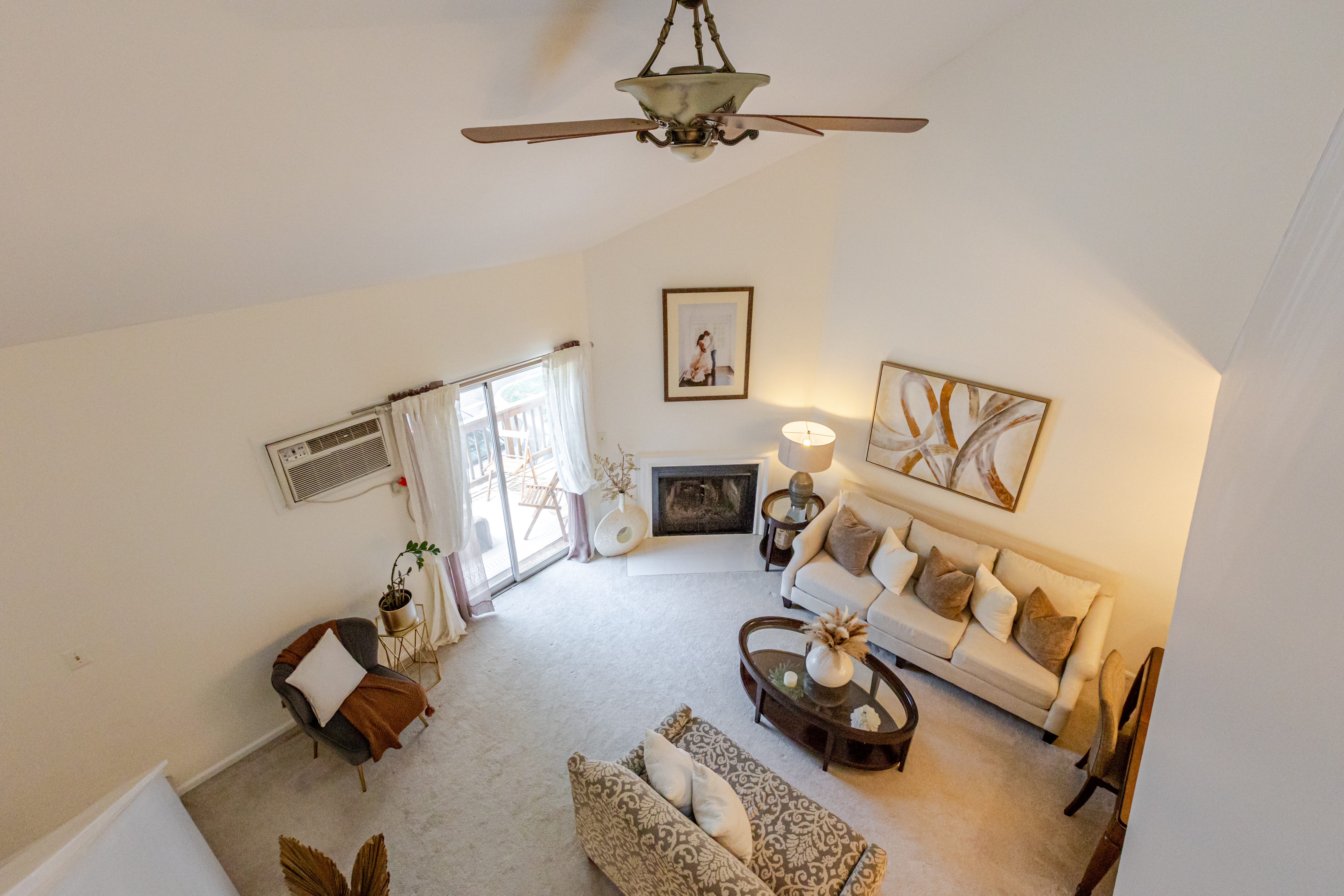  Upper Level Two-Story Townhouse - 物件實景