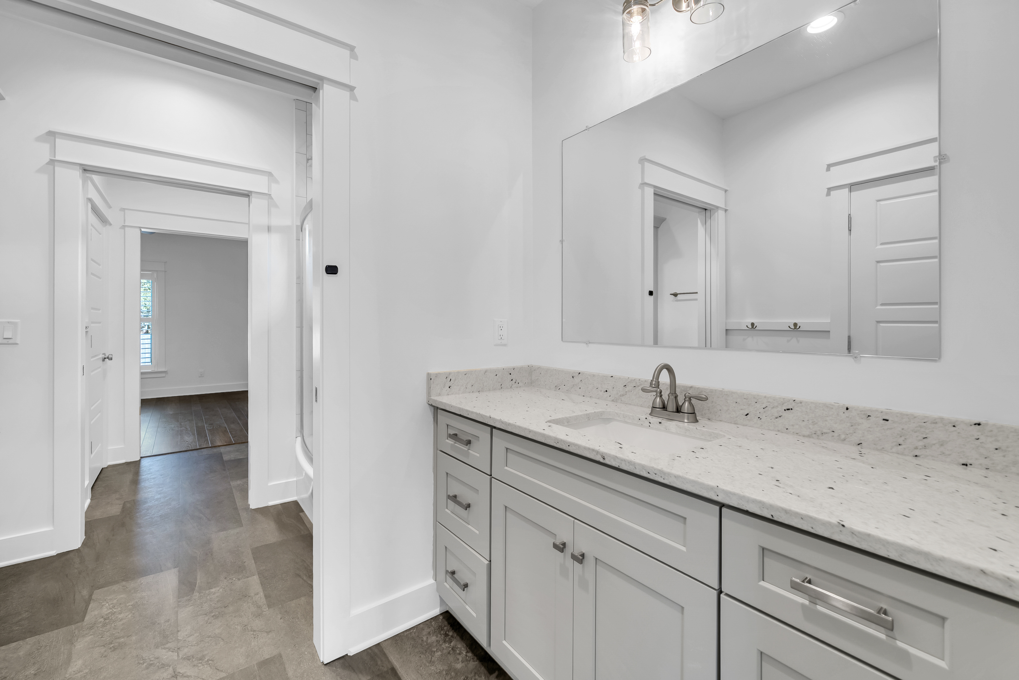  Move-In Ready Brick Home with Spacious Fenced Backyard Near the Bay - 物件實景