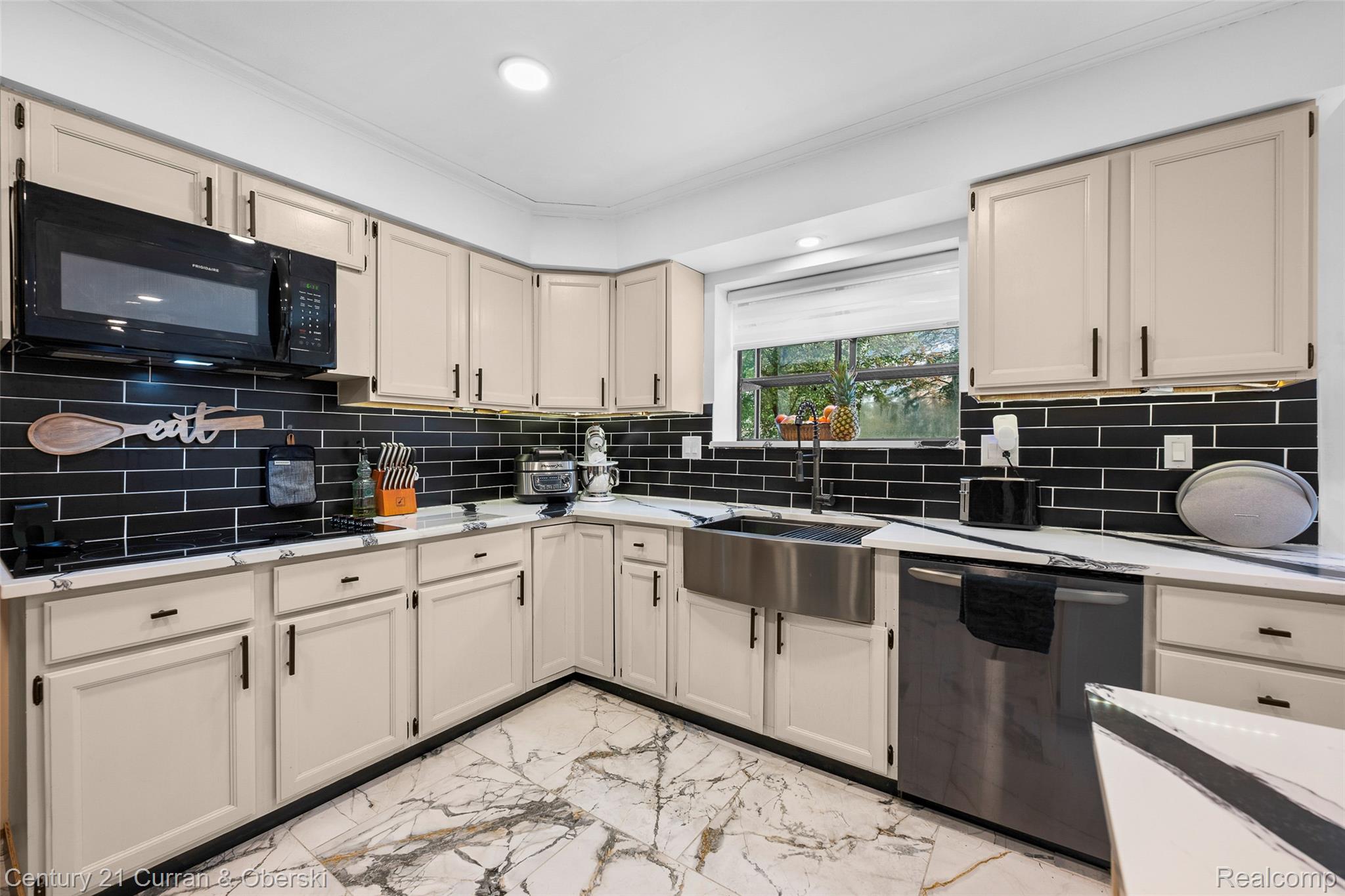 Farmington Hills, Michigan, 48331, United States, 4 Bedrooms Bedrooms, ,3 BathroomsBathrooms,Residential,For Sale,1873526