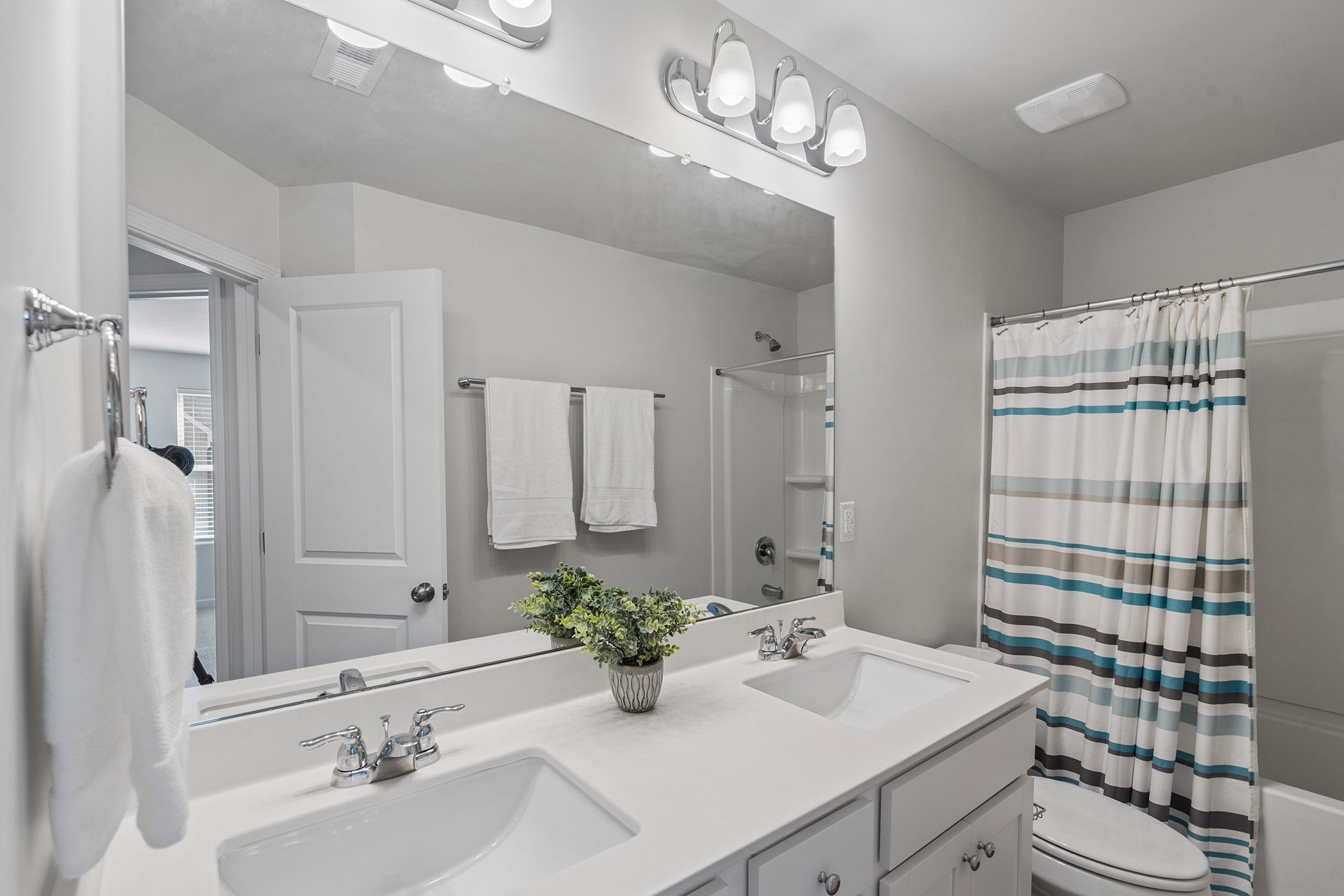  Spacious Living and Upgraded Finishes at Logan Point - 物件實景