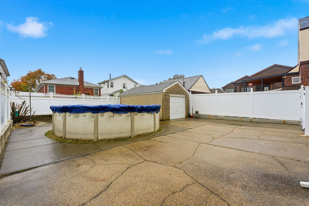 Howard Beach, New York, 11414, United States, 4 Bedrooms Bedrooms, ,1 BathroomBathrooms,Residential,For Sale,1986099