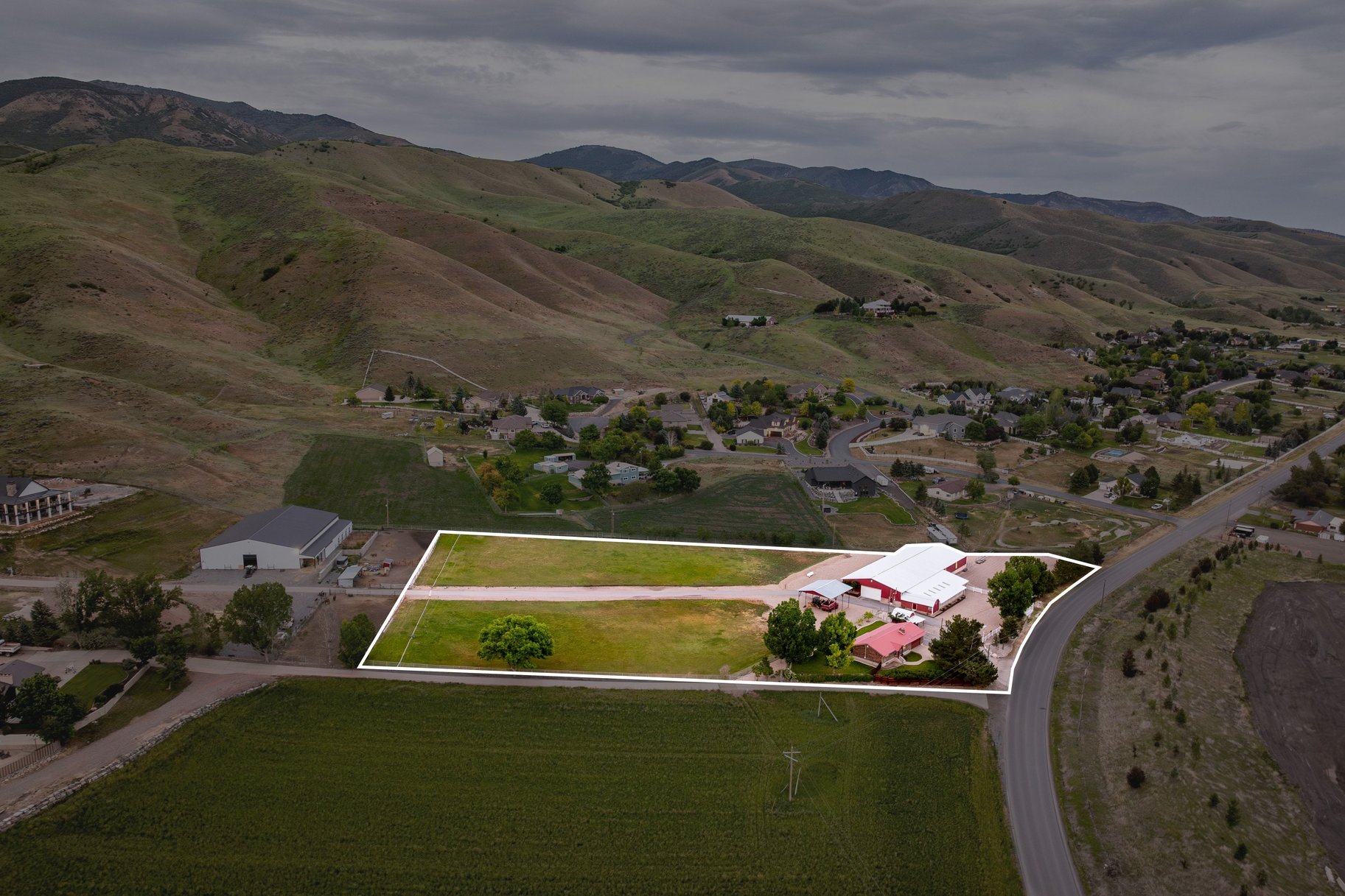  Incredibly Well-Maintained Horse Property with Indoor Arena & Views - 物件實景