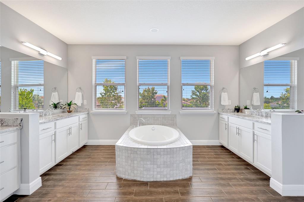 Bradenton, Florida, 34212, United States, 5 Bedrooms Bedrooms, ,5 BathroomsBathrooms,Residential,For Sale,1917227