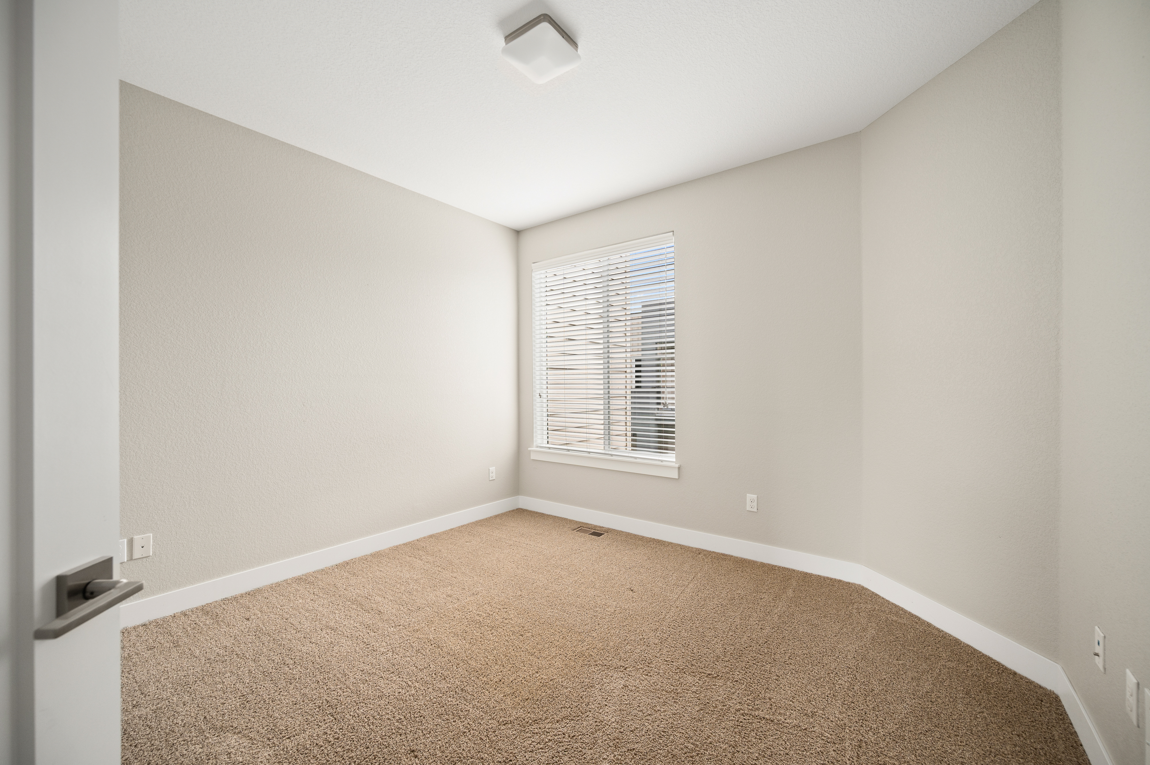  Beautifully Maintained Corner-Unit Townhome with Rooftop Views - 物件實景