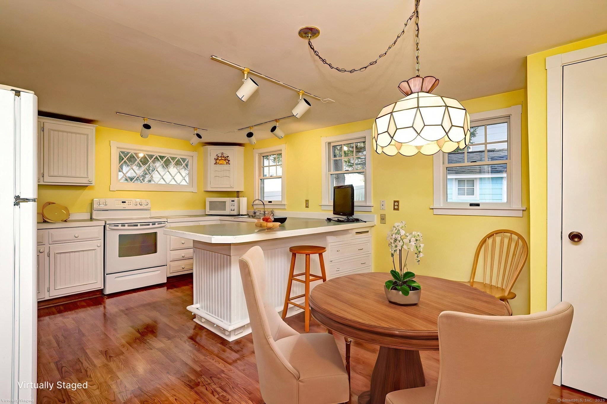 Milford, Connecticut, 06460, United States, 2 Bedrooms Bedrooms, ,2 BathroomsBathrooms,Residential,For Sale,1987873