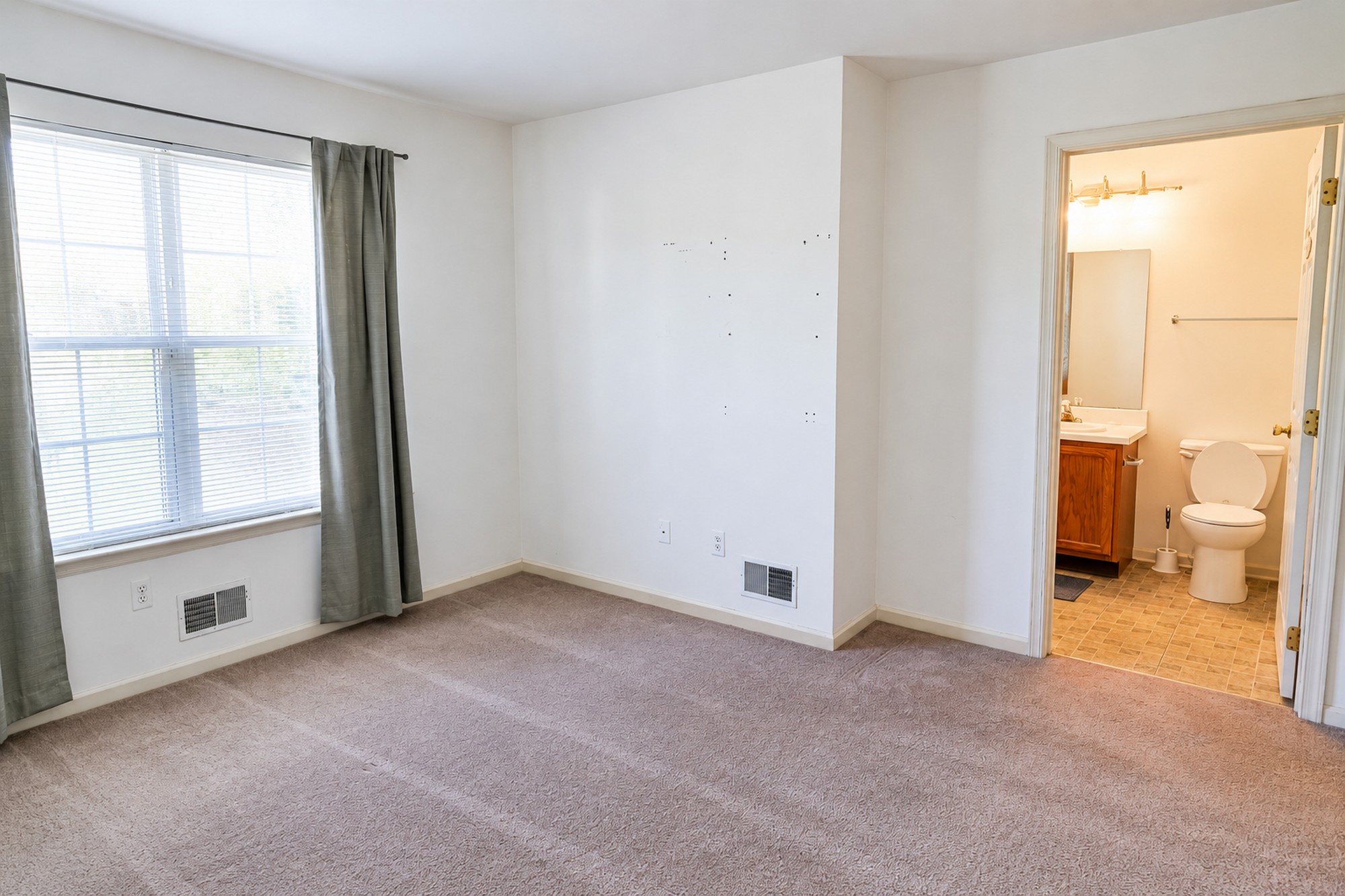  Spacious Townhome Overlooking the Woods - 物件實景