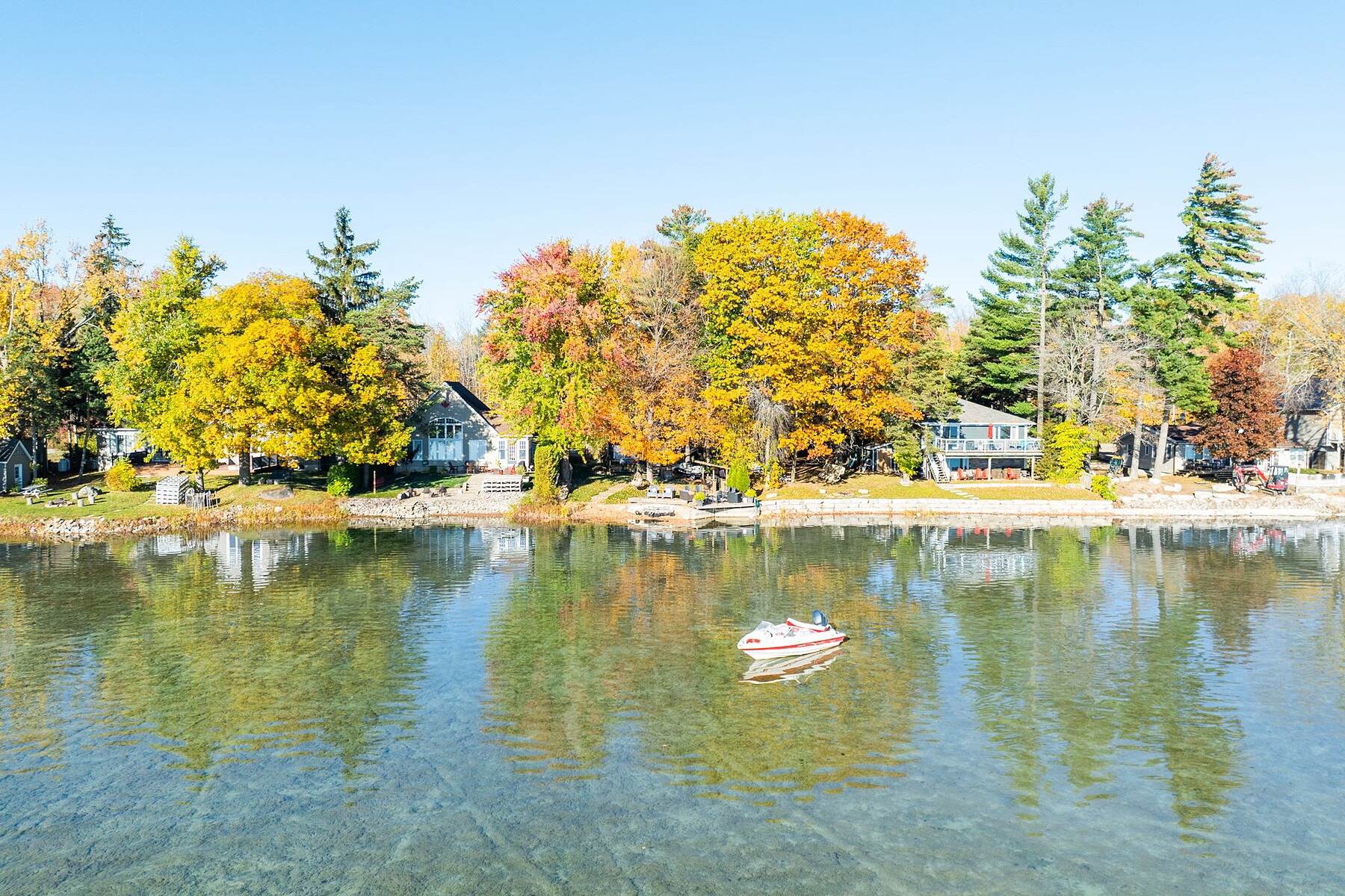  A Refined Lakeside Retreat - 物件實景