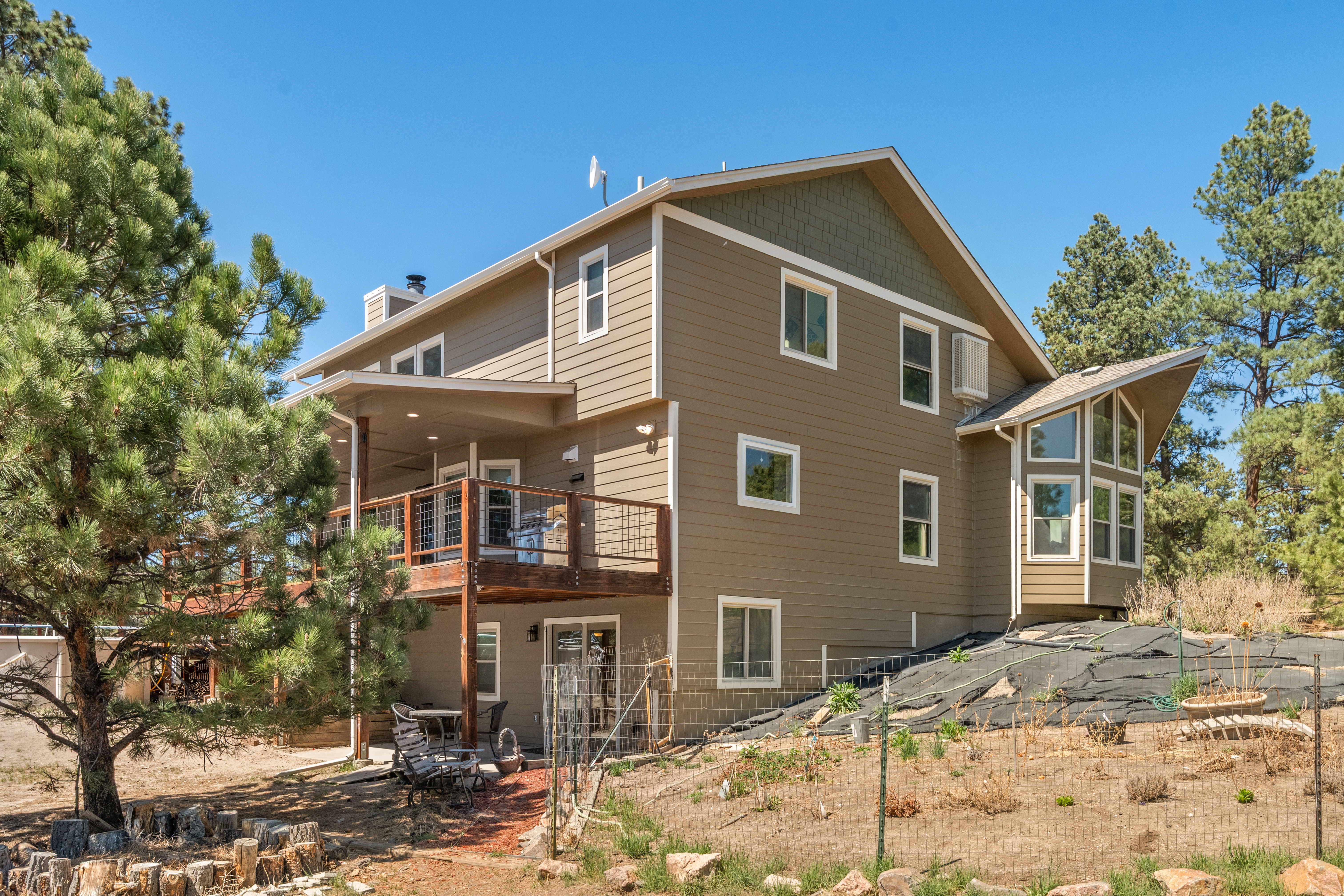  Set behind a gated entry on two and a half wooded acres - 物件實景