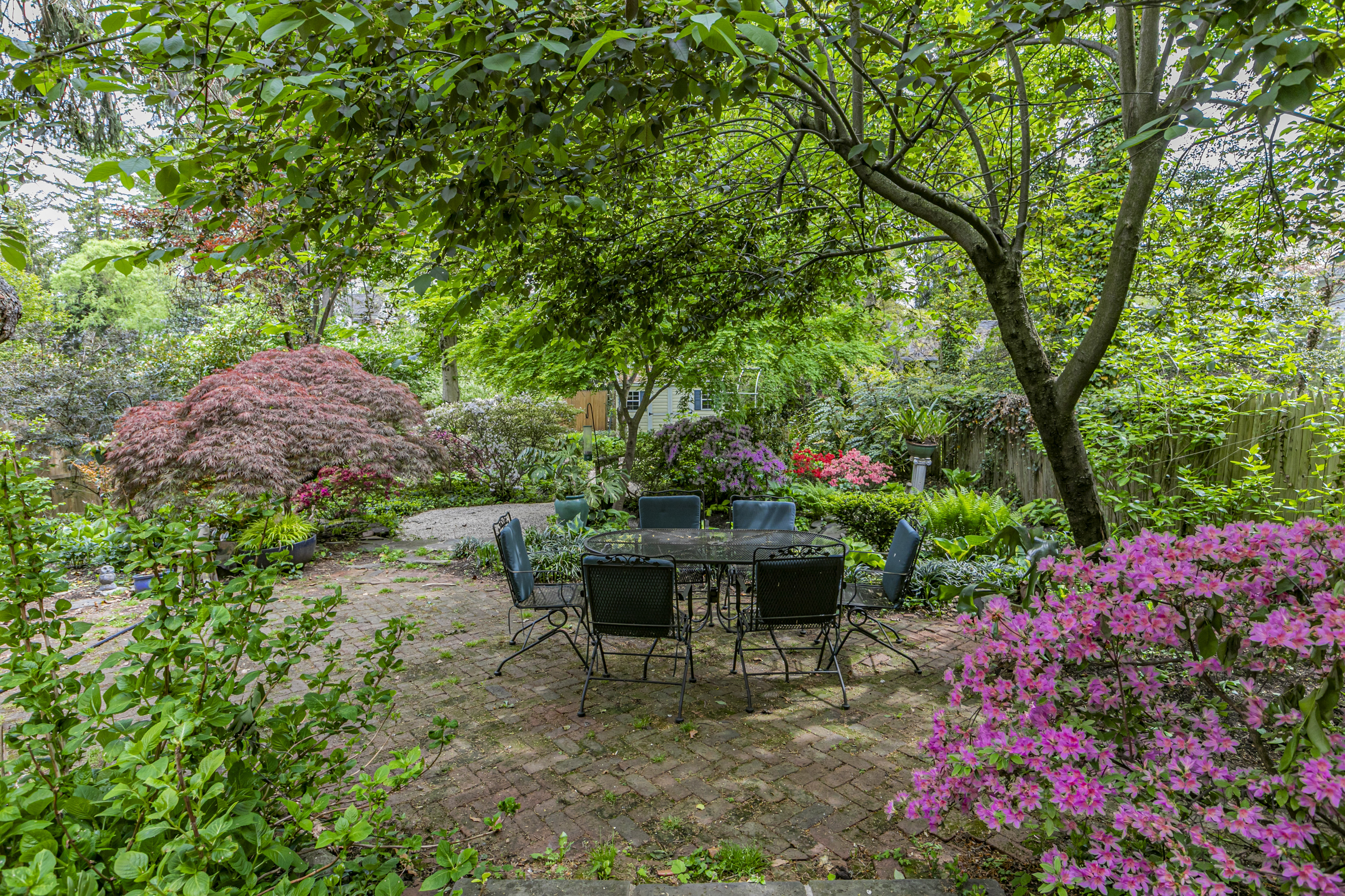  Storybook Princeton Home With Garden, Ponds, Parking, and In-town Location - 物件實景