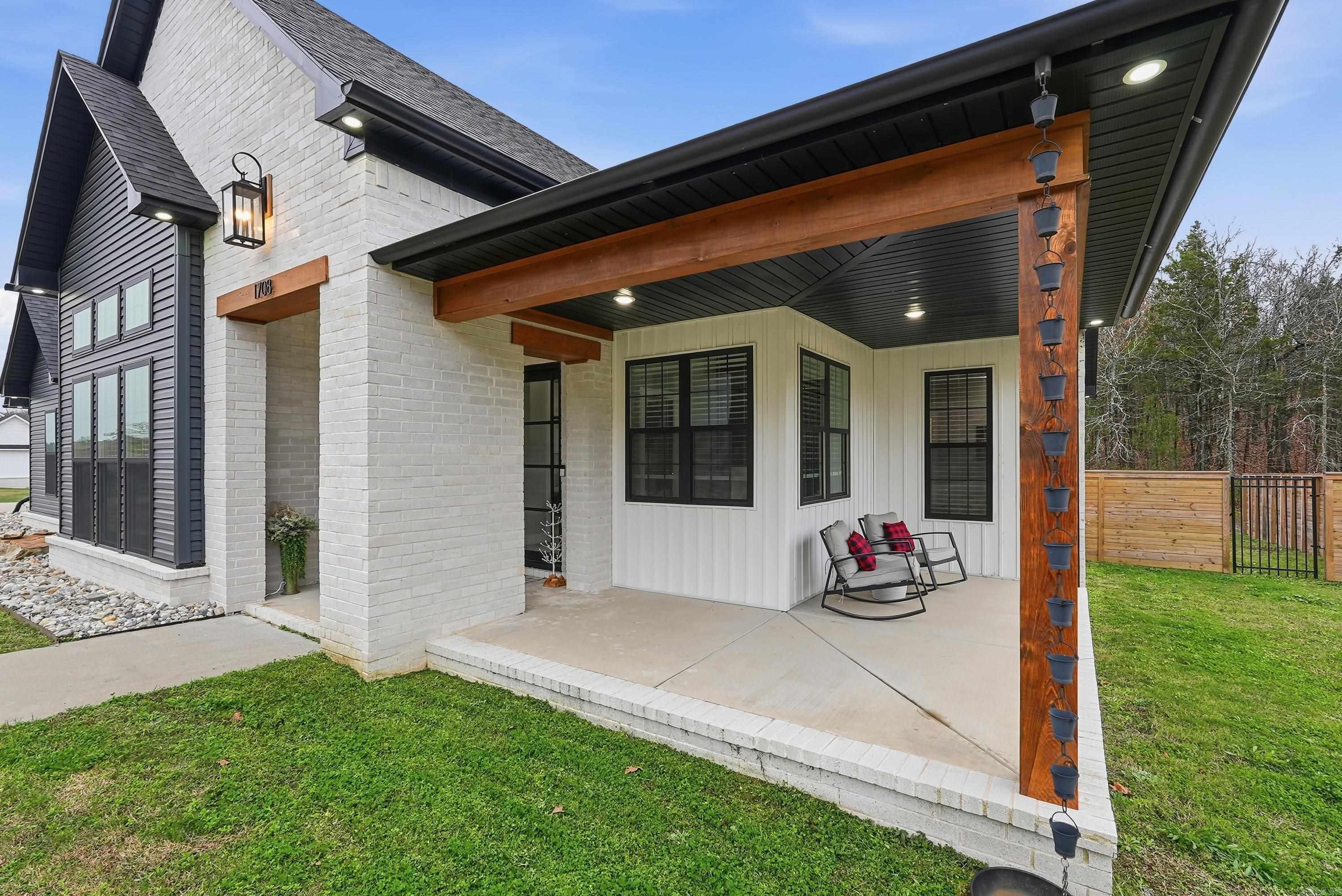 Morrilton, Arkansas, 72110, United States, 3 Bedrooms Bedrooms, ,4 BathroomsBathrooms,Residential,For Sale,2003394