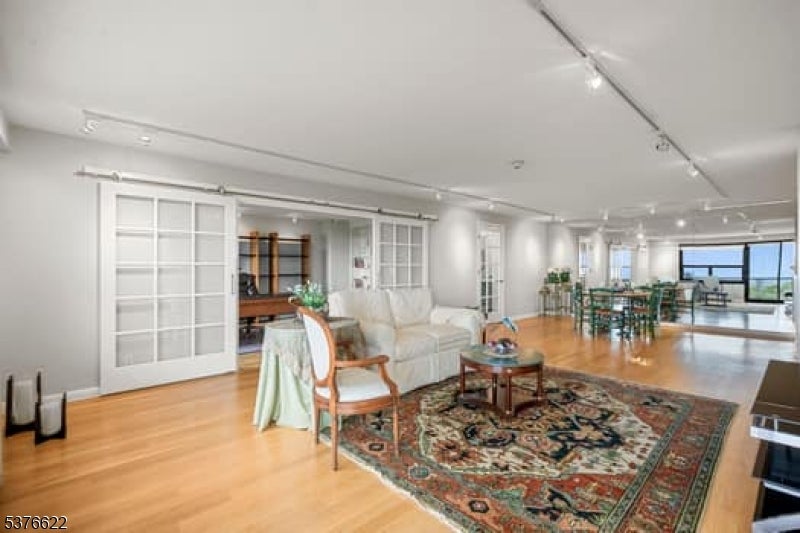 Verona Twp., New Jersey, 07044, United States, 2 Bedrooms Bedrooms, ,2 BathroomsBathrooms,Residential,For Sale,1976257